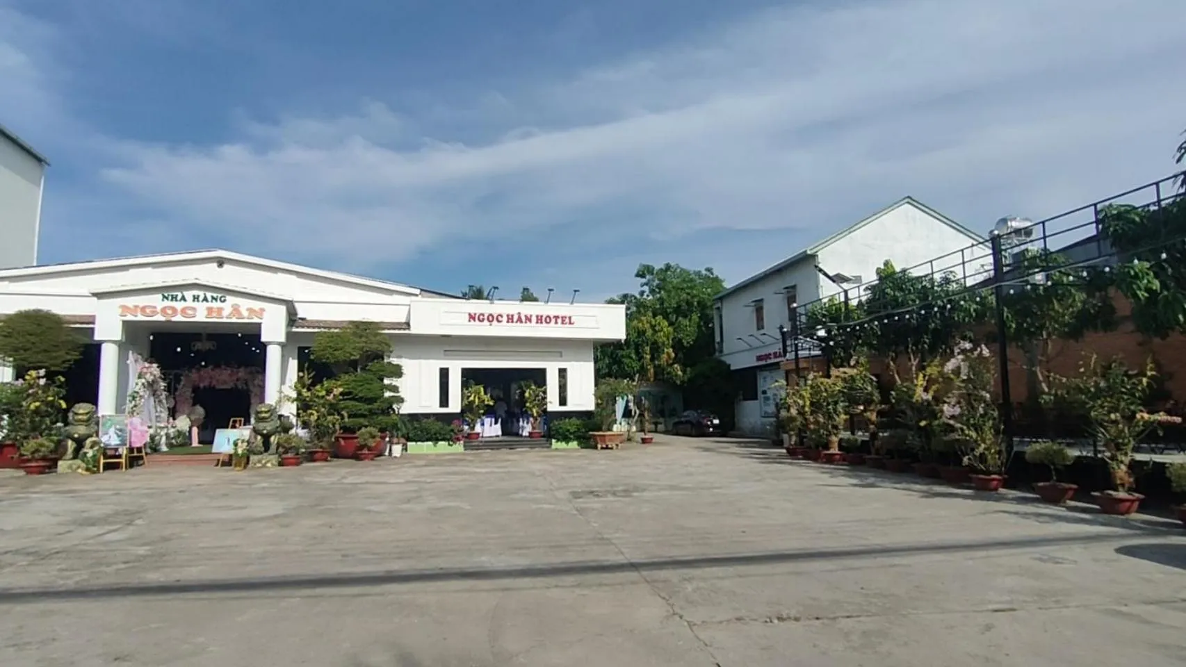 Property building in Khách Sạn Nhà Hàng Ngọc Hân