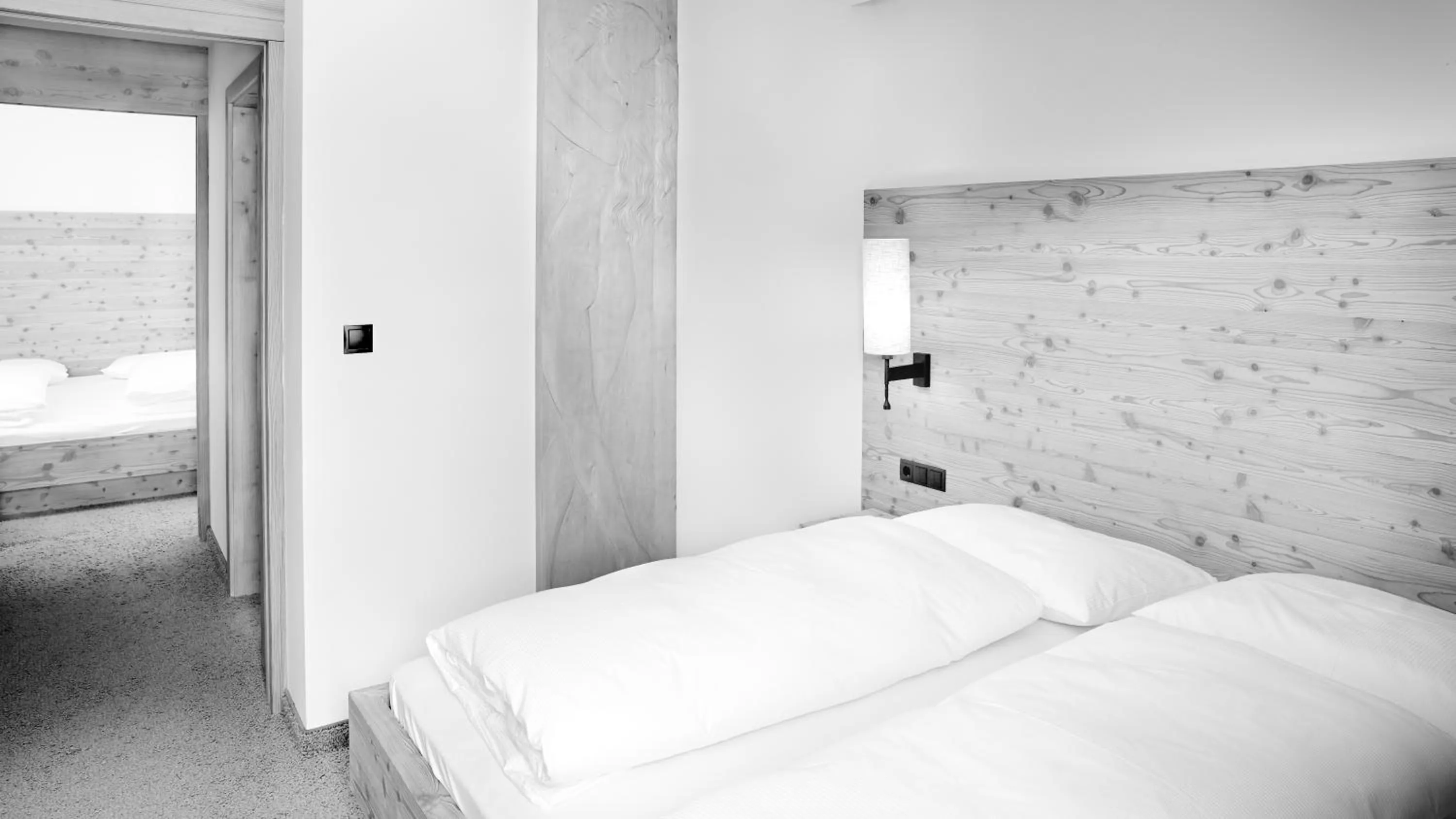 Bed in ArtHotel Anterleghes - Gardenahotels