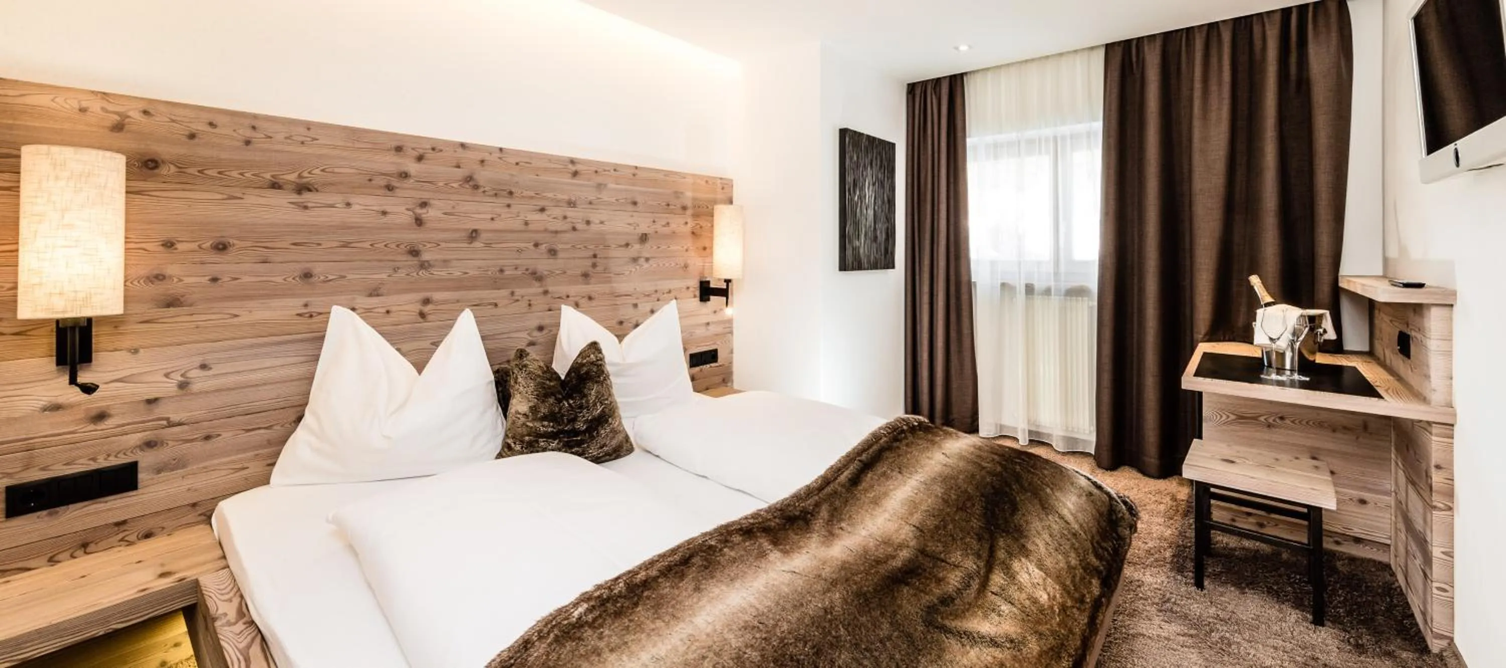 Bed in ArtHotel Anterleghes - Gardenahotels