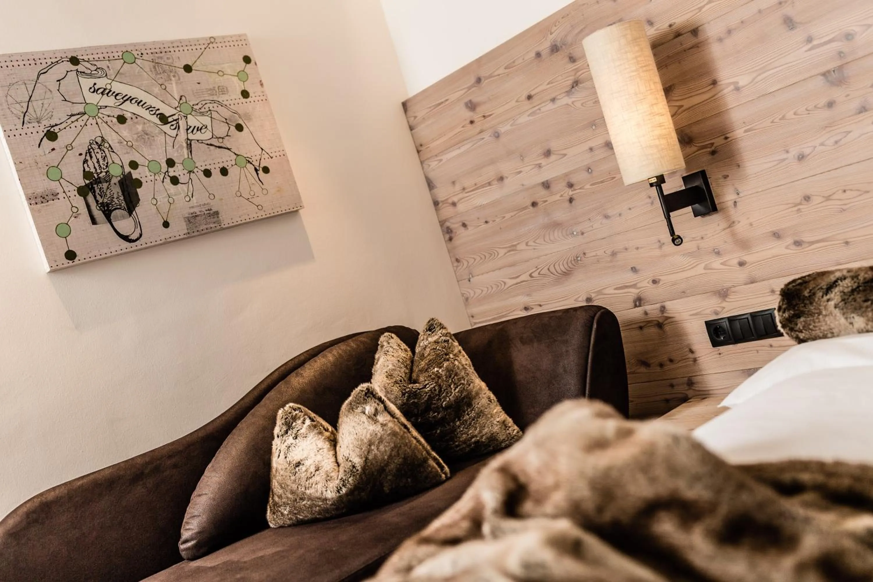 Living room, Bed in ArtHotel Anterleghes - Gardenahotels