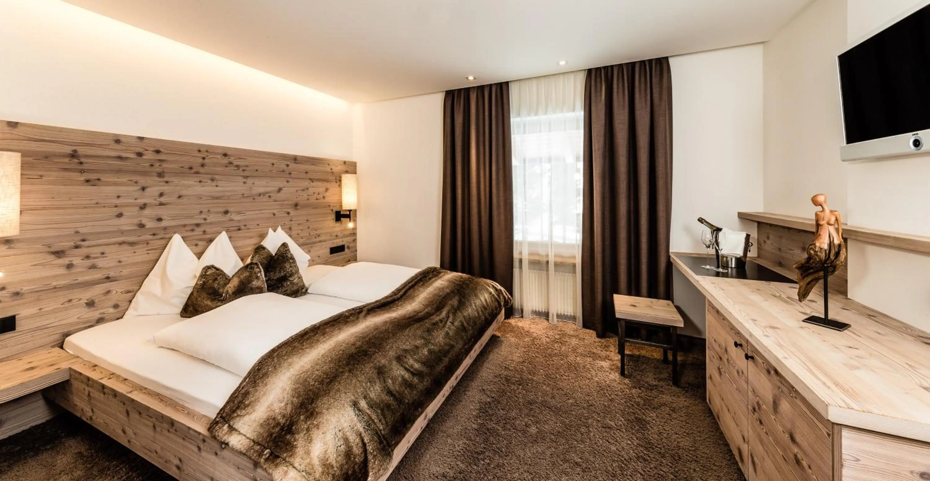 Photo of the whole room, Bed in ArtHotel Anterleghes - Gardenahotels