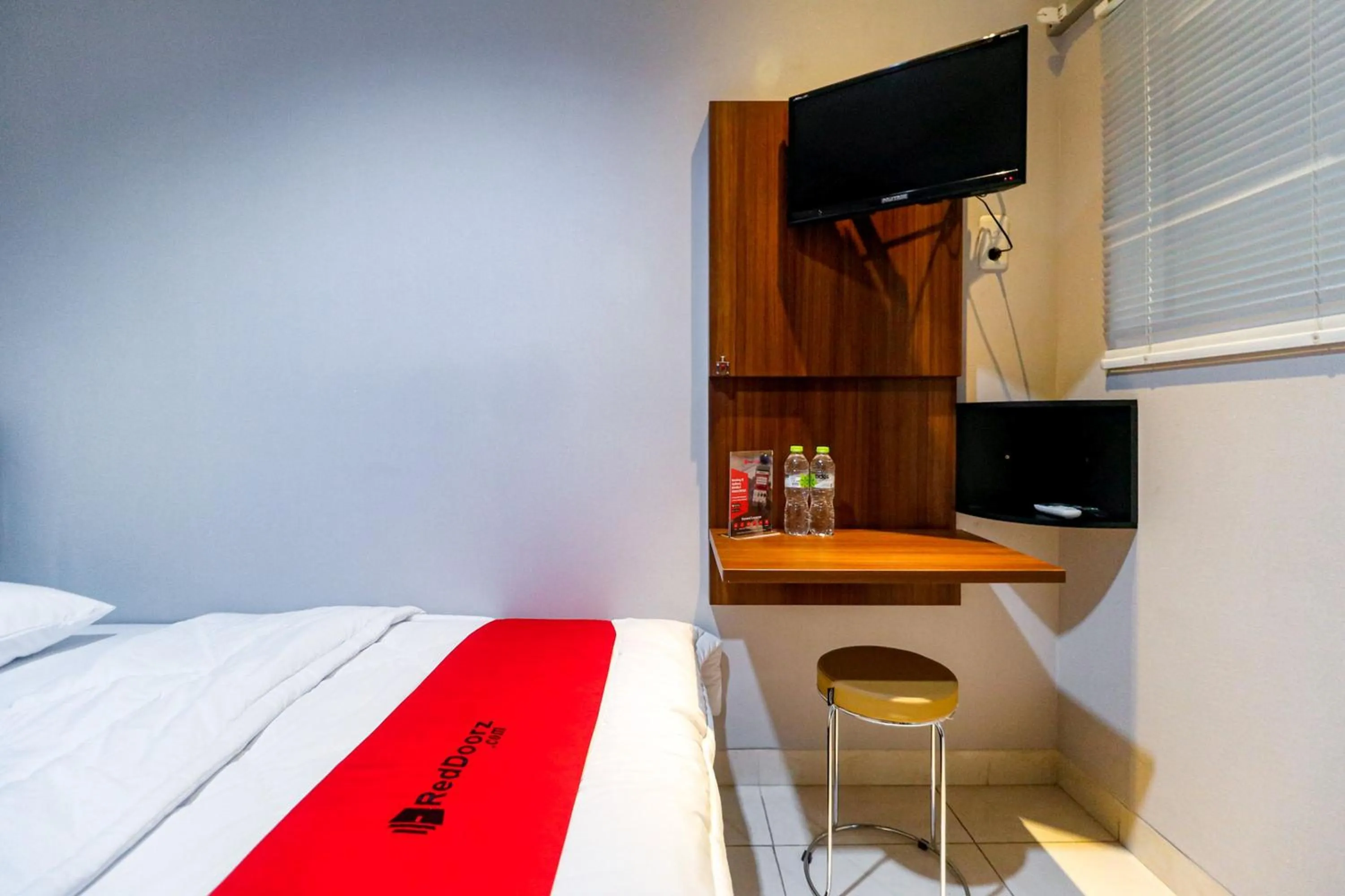 Bedroom, Bed in RedDoorz near Kebon Jeruk Jakarta