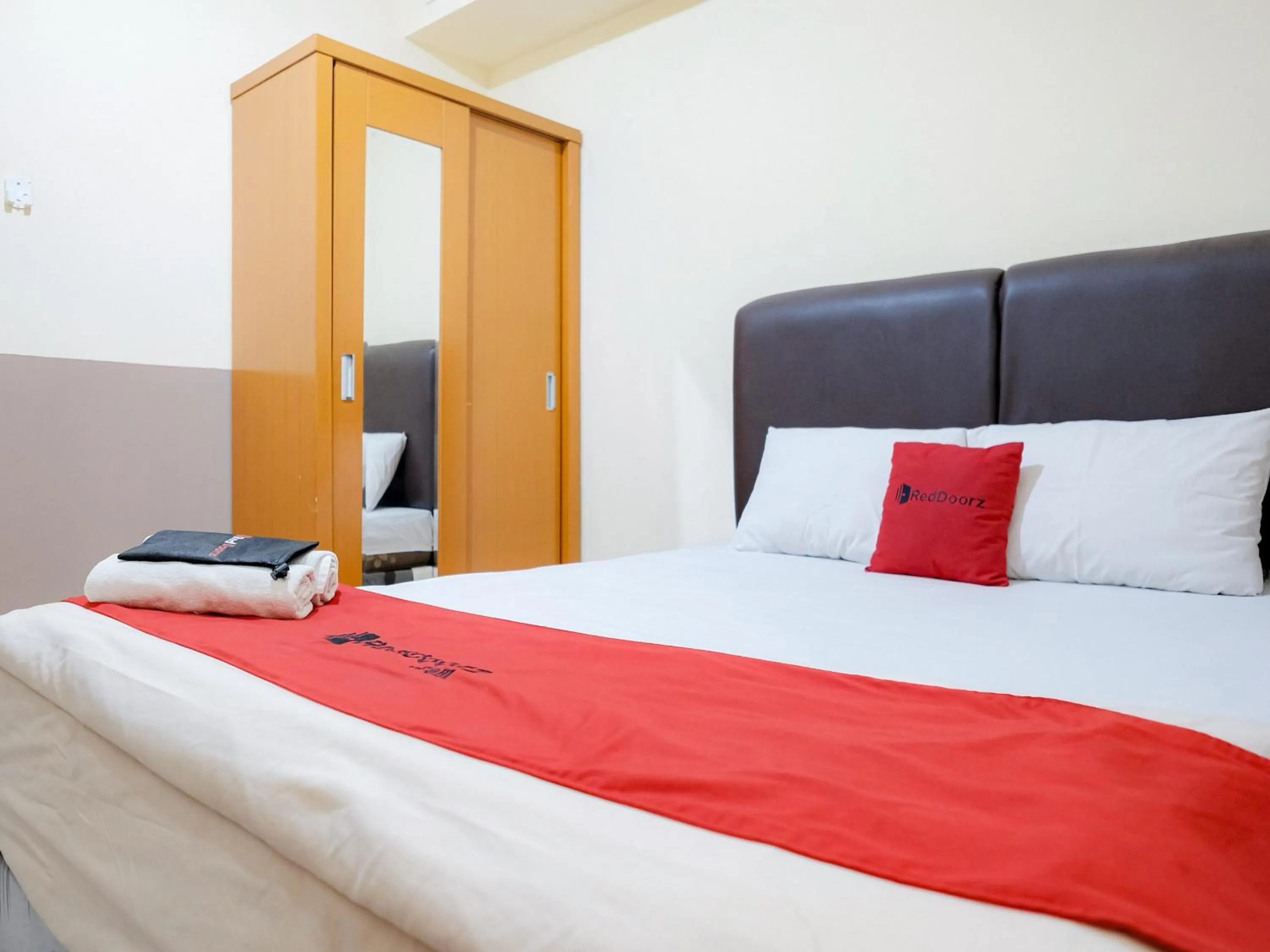 RedDoorz @ Jalan Biak Roxy Jakarta