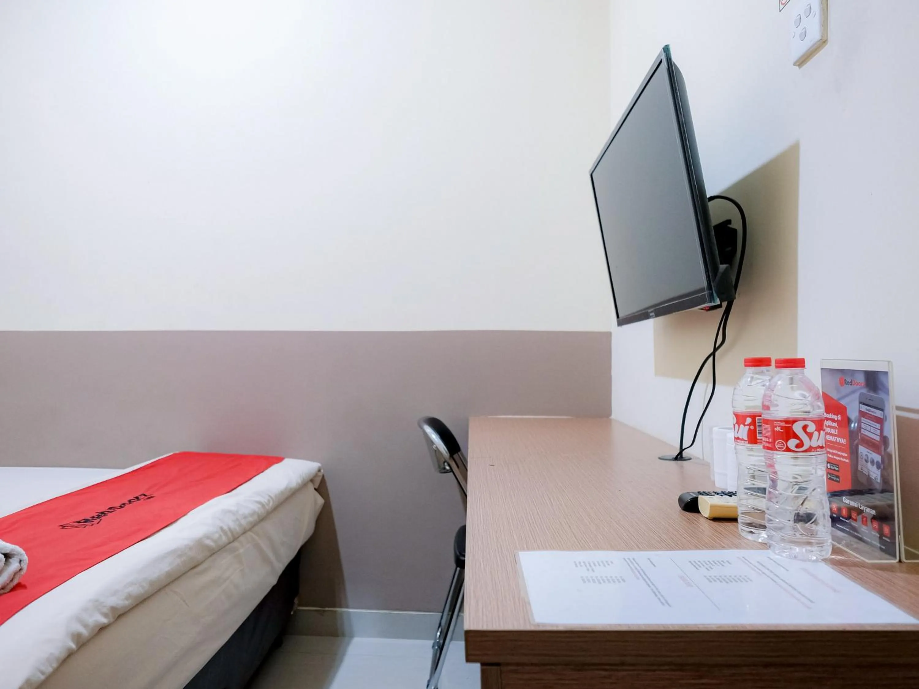 RedDoorz @ Jalan Biak Roxy Jakarta