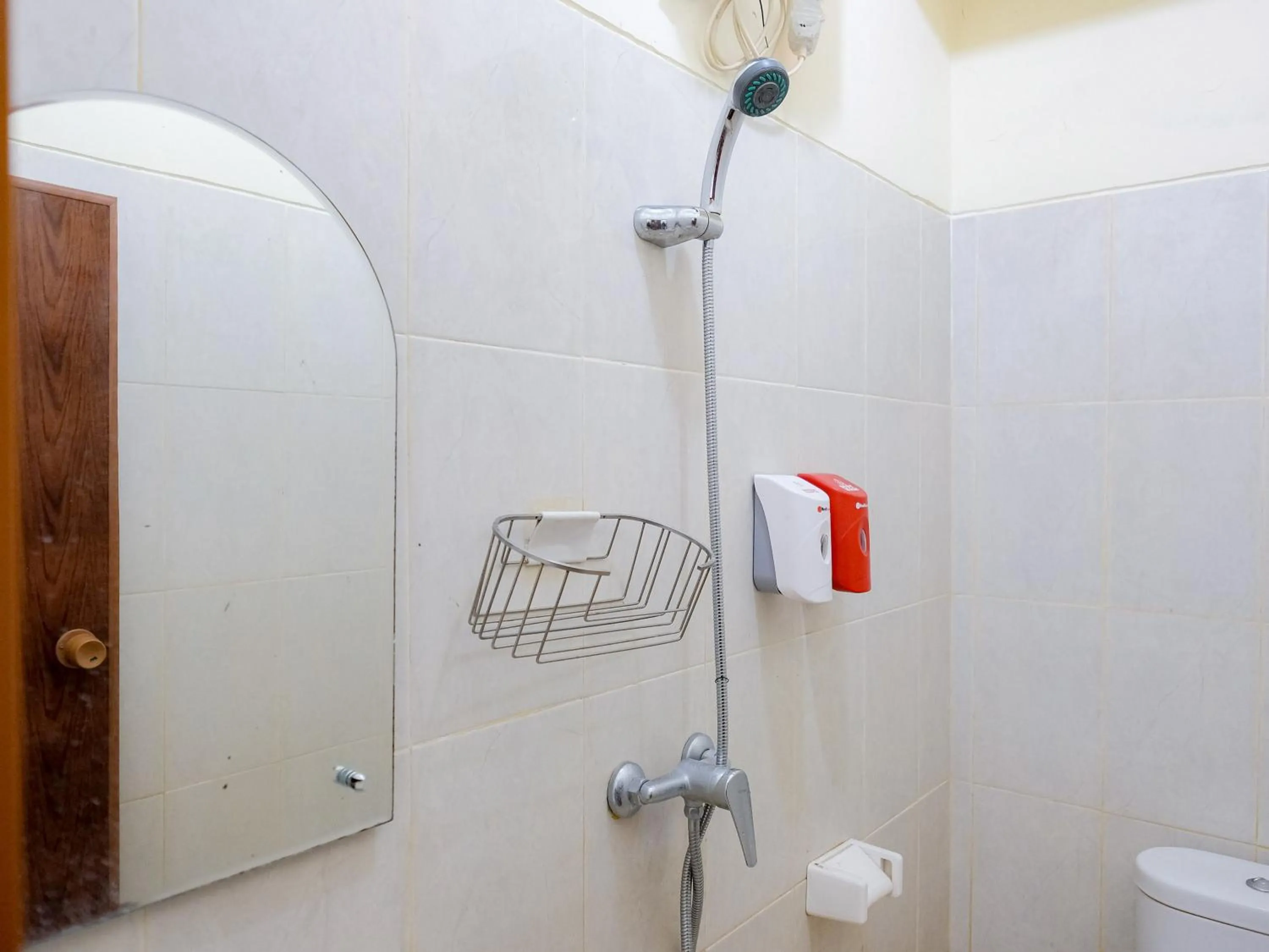 RedDoorz @ Jalan Biak Roxy Jakarta