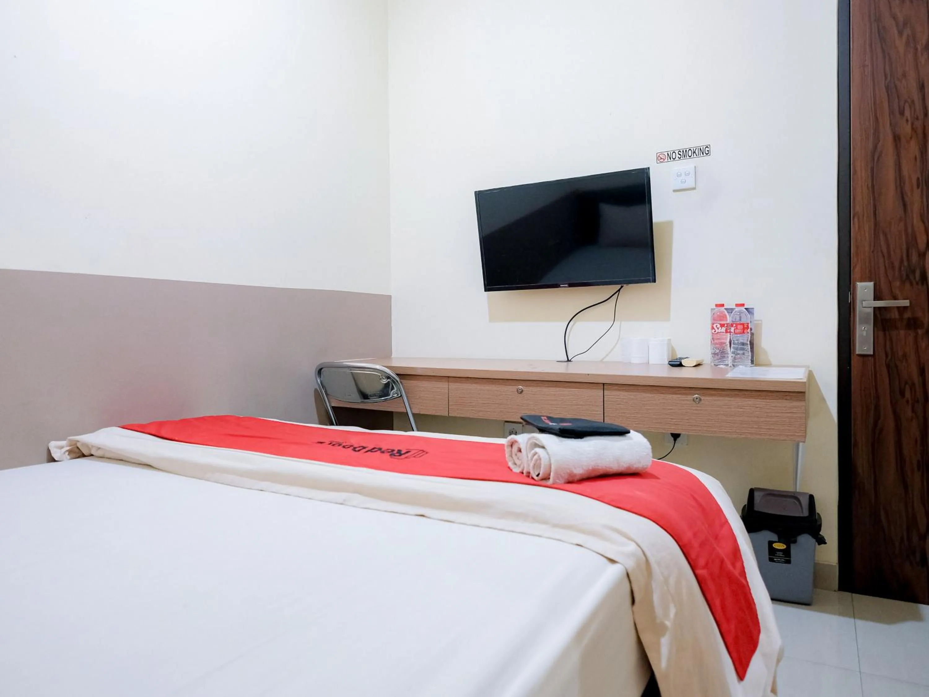 RedDoorz @ Jalan Biak Roxy Jakarta