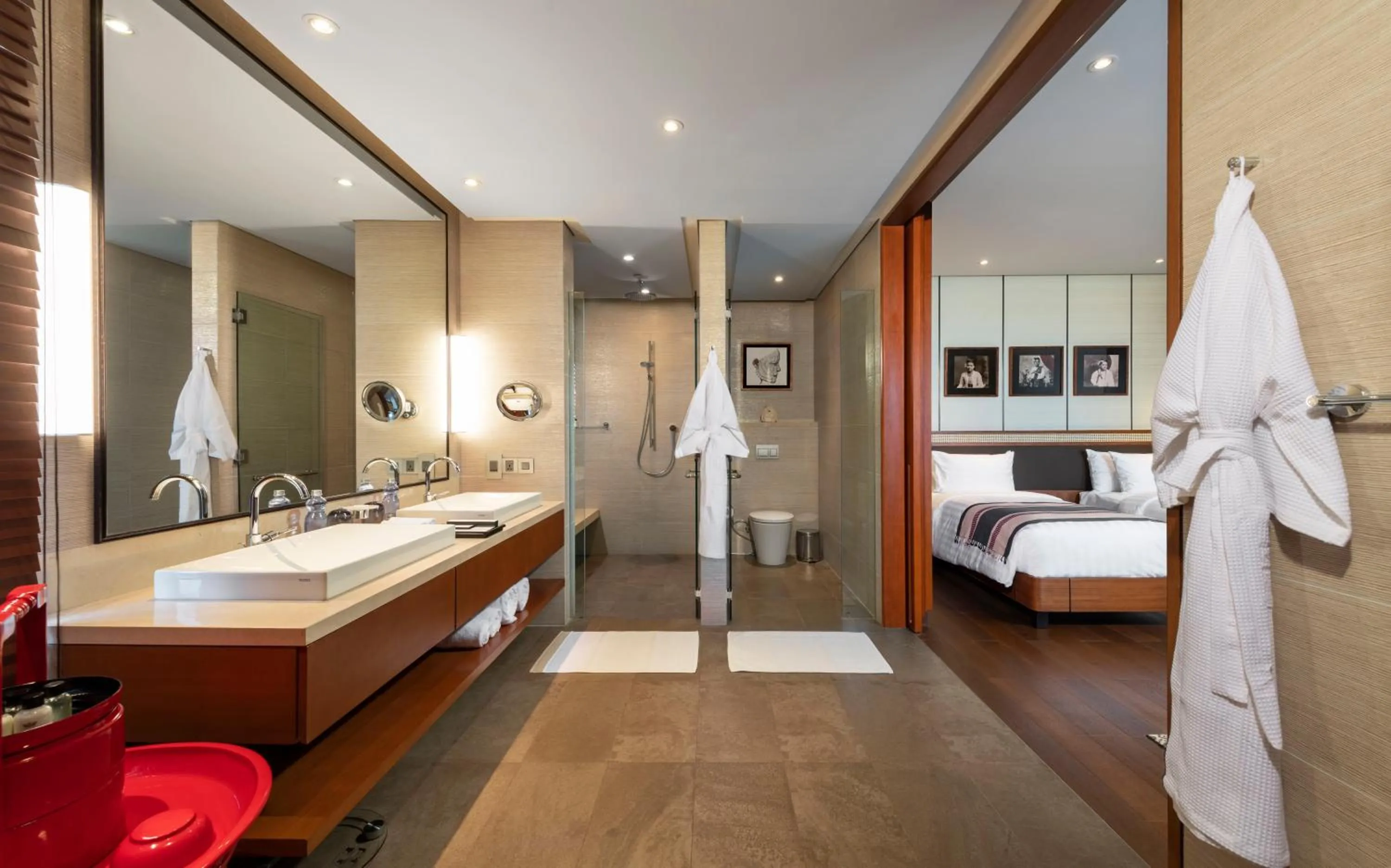 Photo of the whole room, Bed in Awei Metta (Yangon)