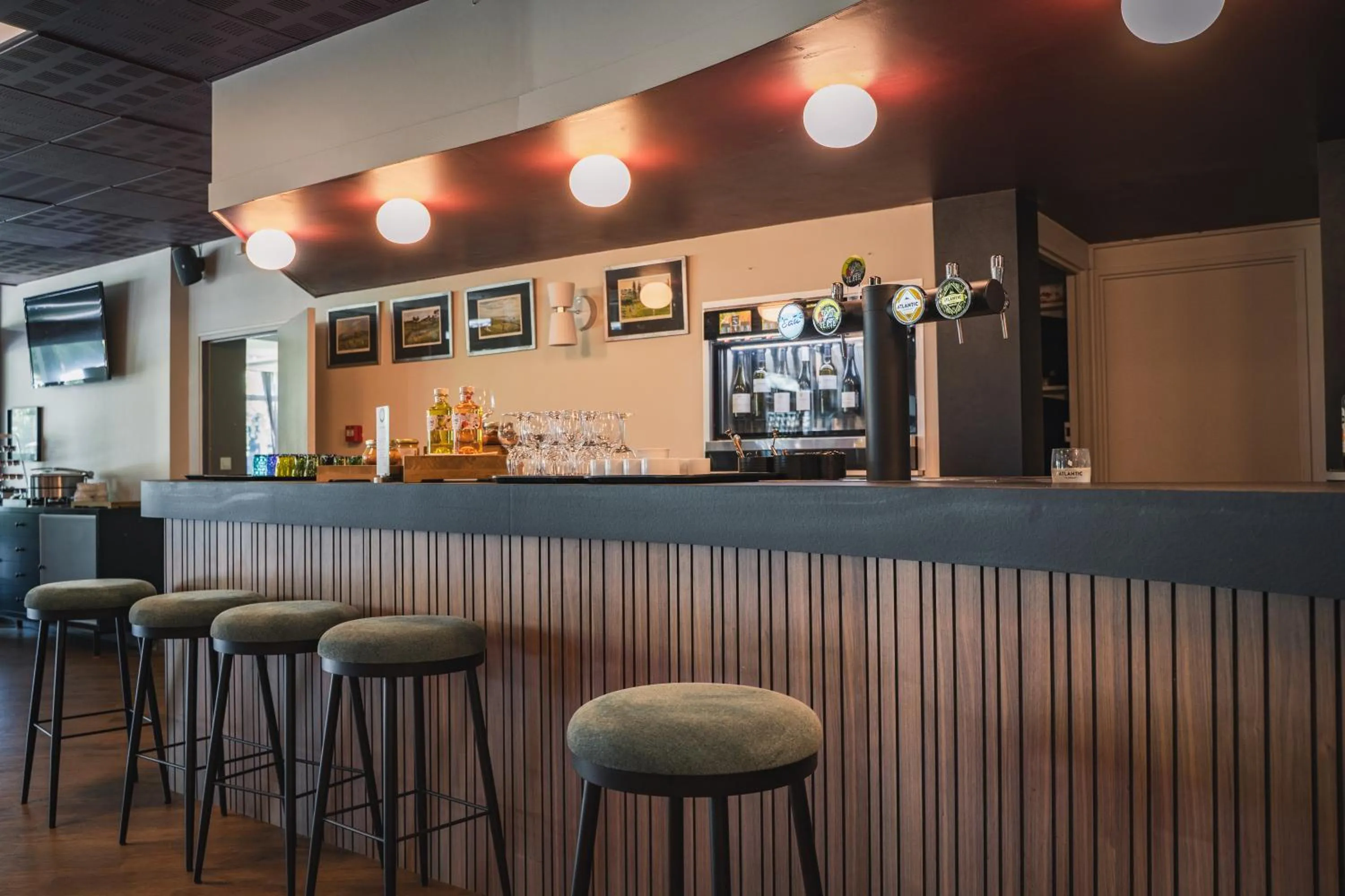 Lounge or bar in Hôtel du Golf Saint Lazare