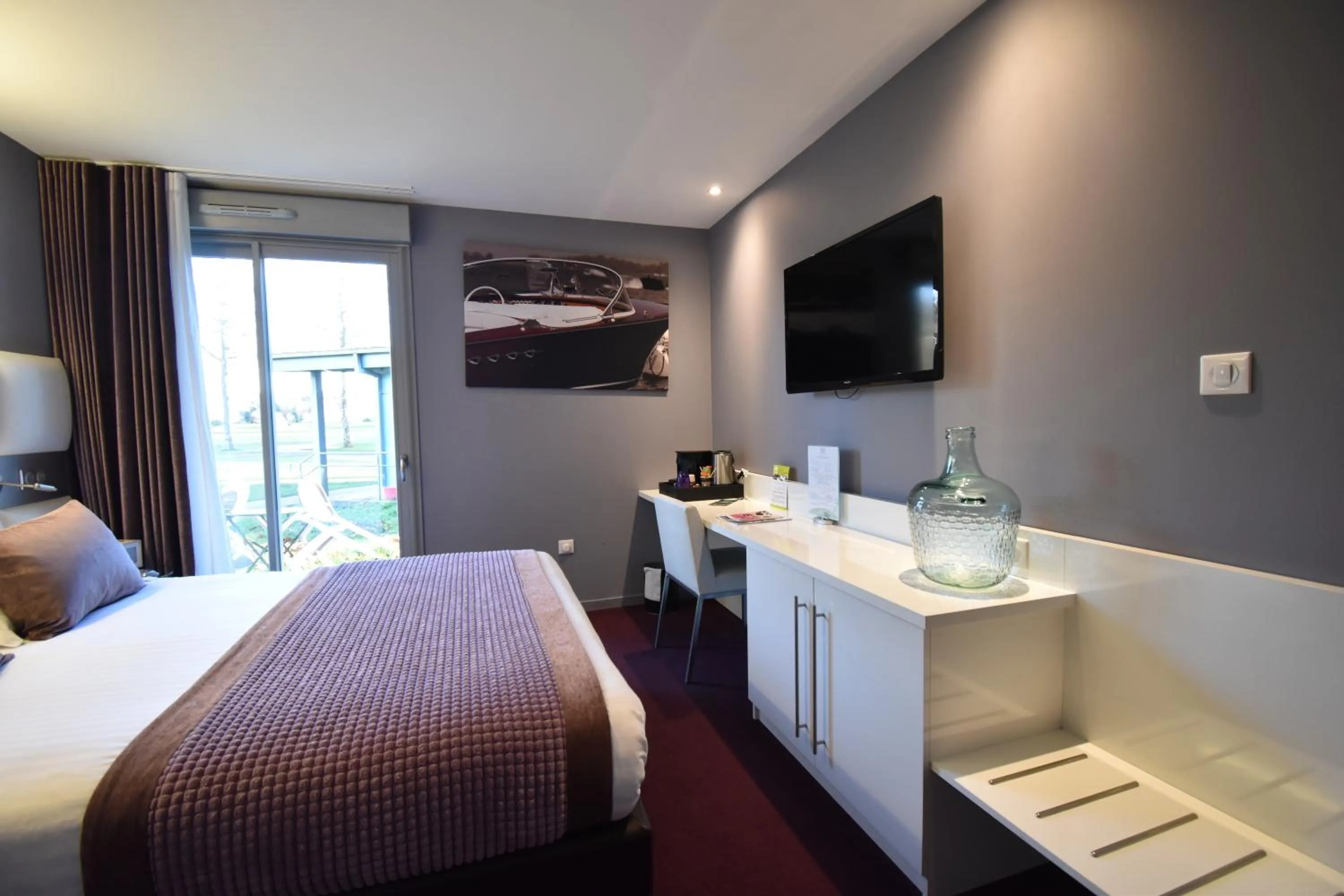 Property building, Bed in Hôtel du Golf Saint Lazare