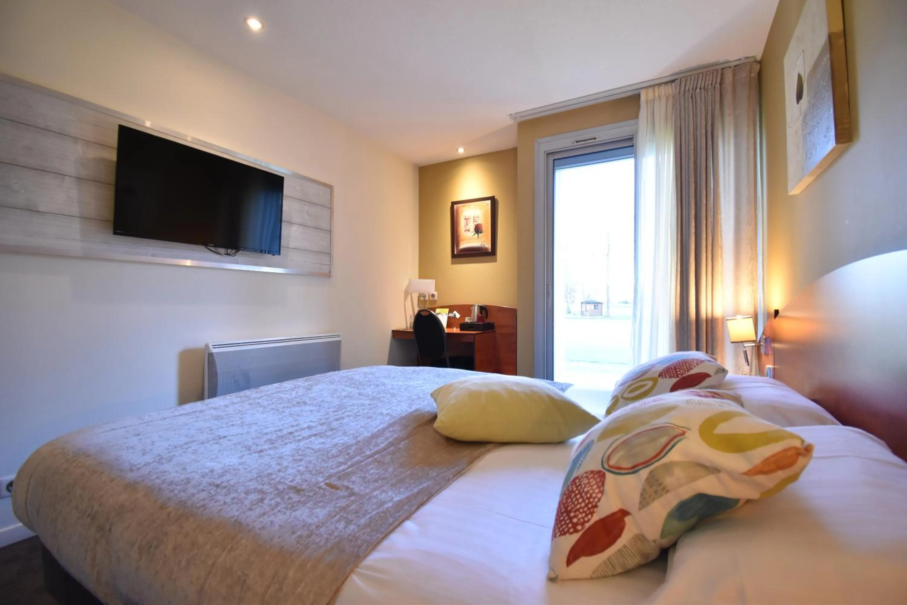 Property building, Bed in Hôtel du Golf Saint Lazare