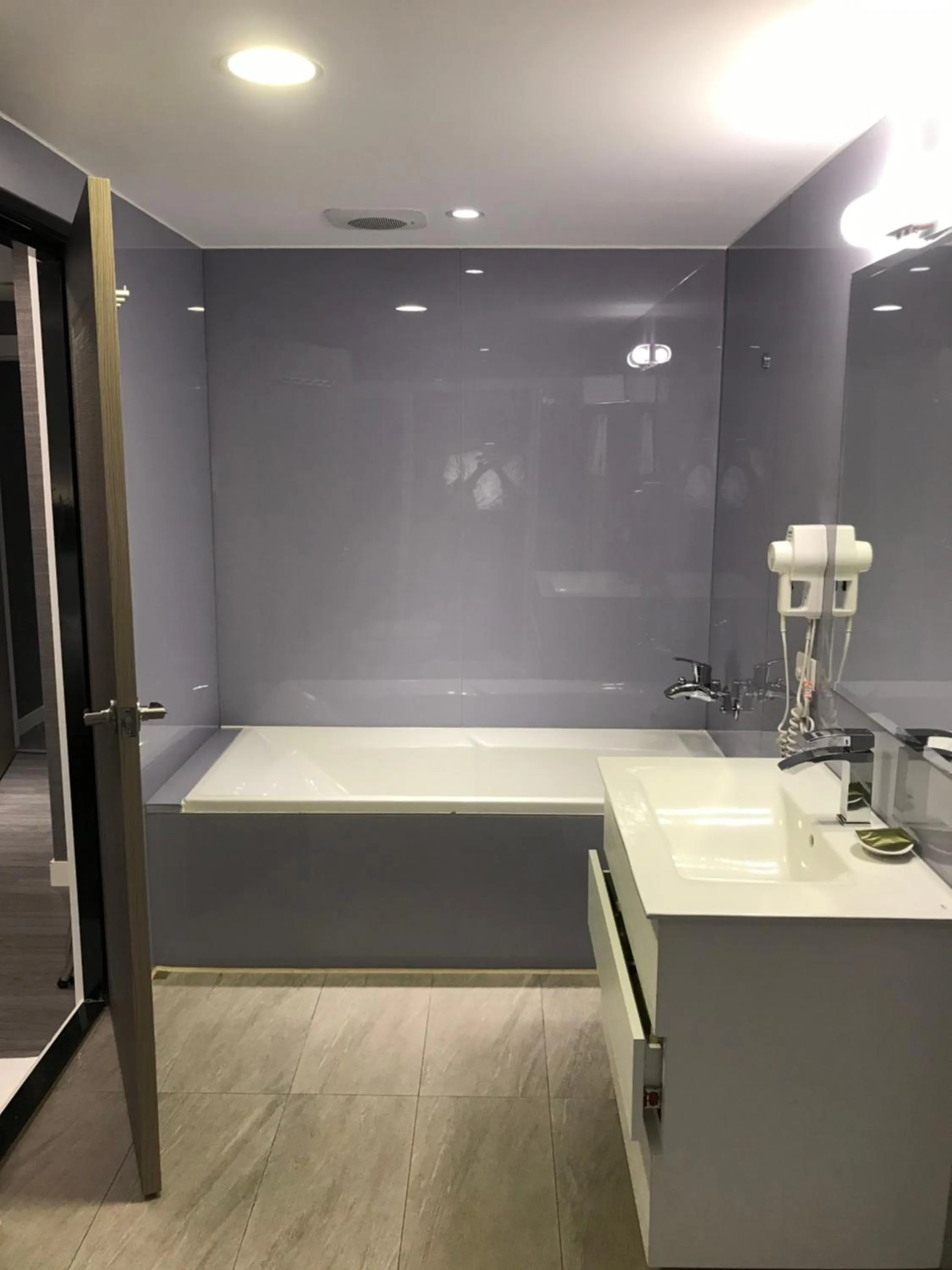 Bath, Bed in Golden Garden Hotel