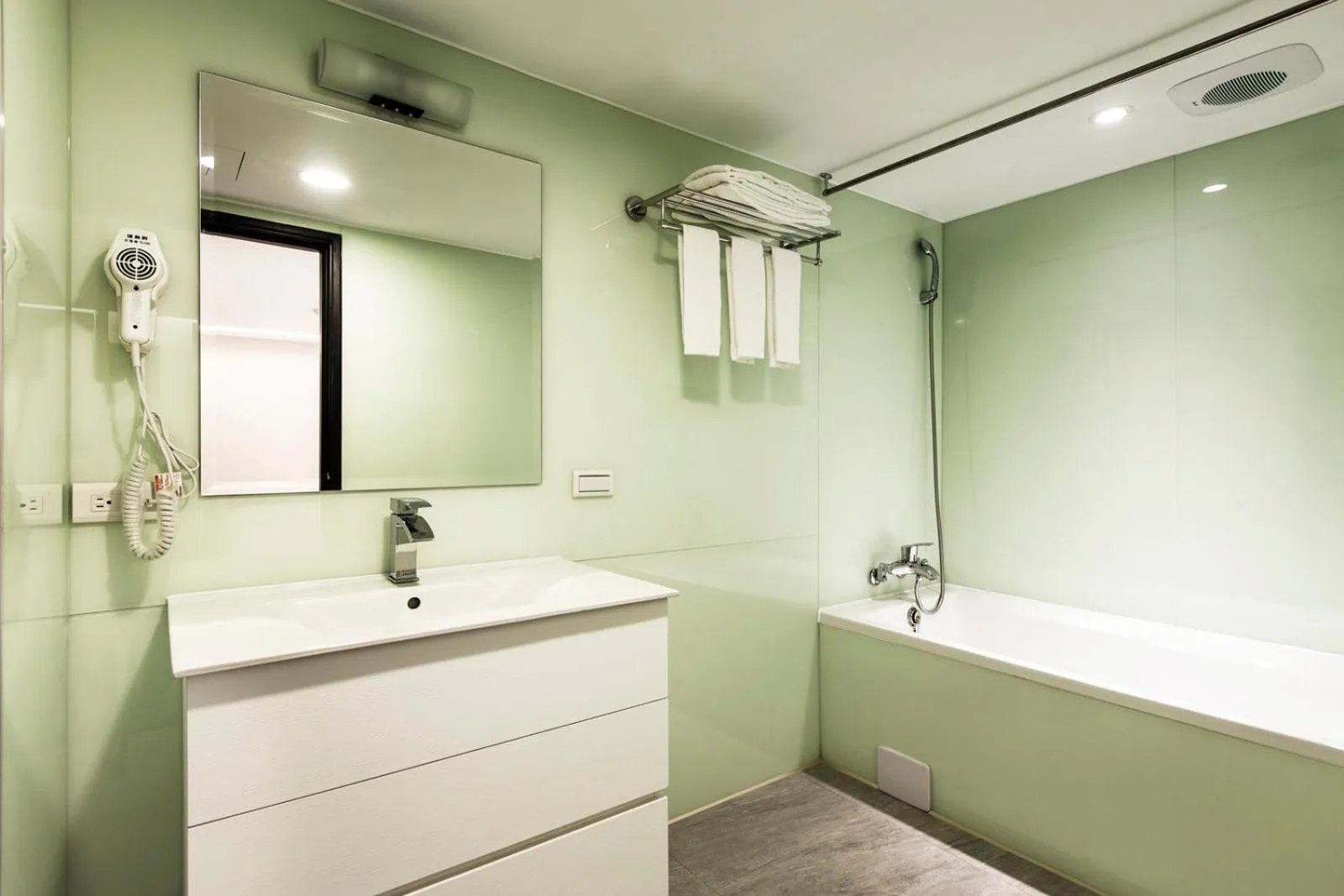 Bath in Golden Garden Hotel