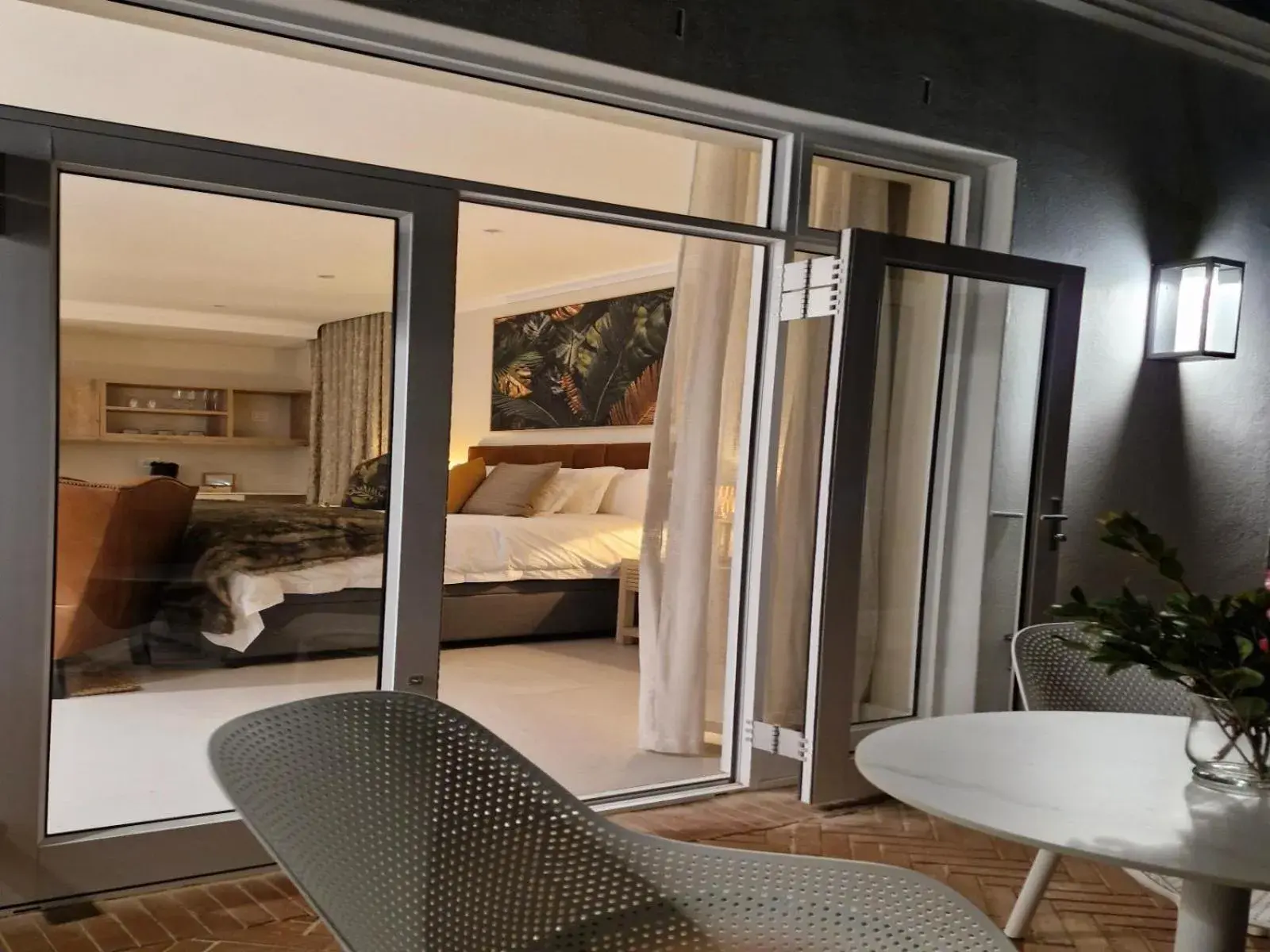 Superior King Suite - single occupancy in Vredenburg Manor House Superior King Suite - single occupancy in Vredenburg Manor House