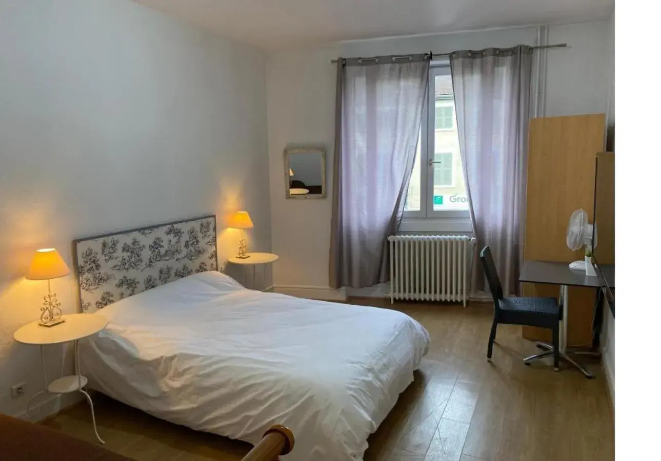 Small Double Room in Hôtel Brasserie Le Lion d'Or Small Double Room in Hôtel Brasserie Le Lion d'Or