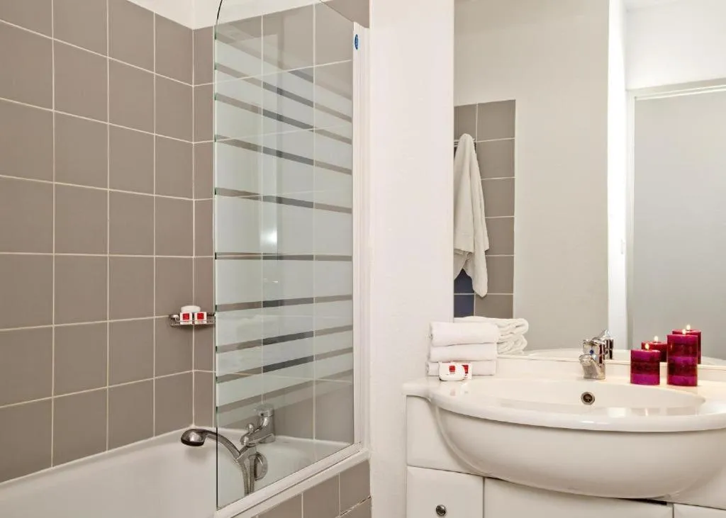 Bath in Apparthotel Séjours & Affaires Manosque
