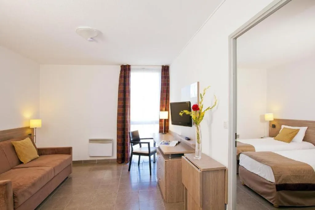 Bed in Apparthotel Séjours & Affaires Manosque