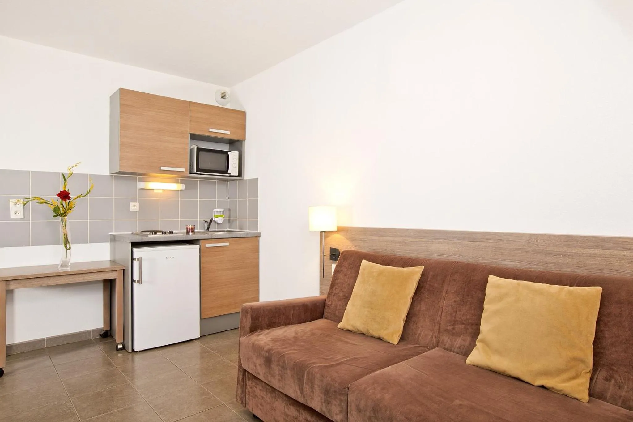 Kitchen or kitchenette in Apparthotel Séjours & Affaires Manosque