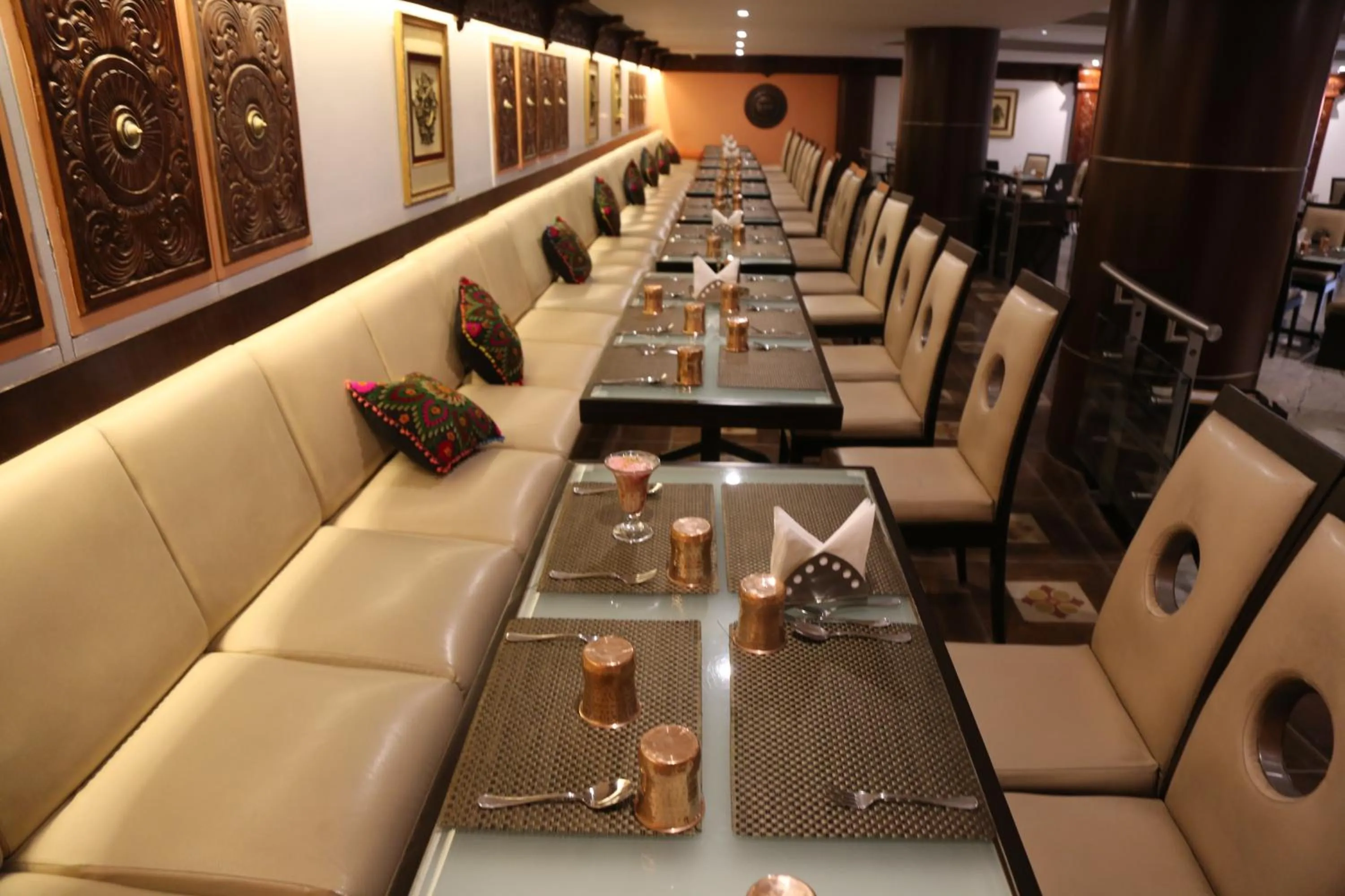 Restaurant/places to eat in The President Hotel