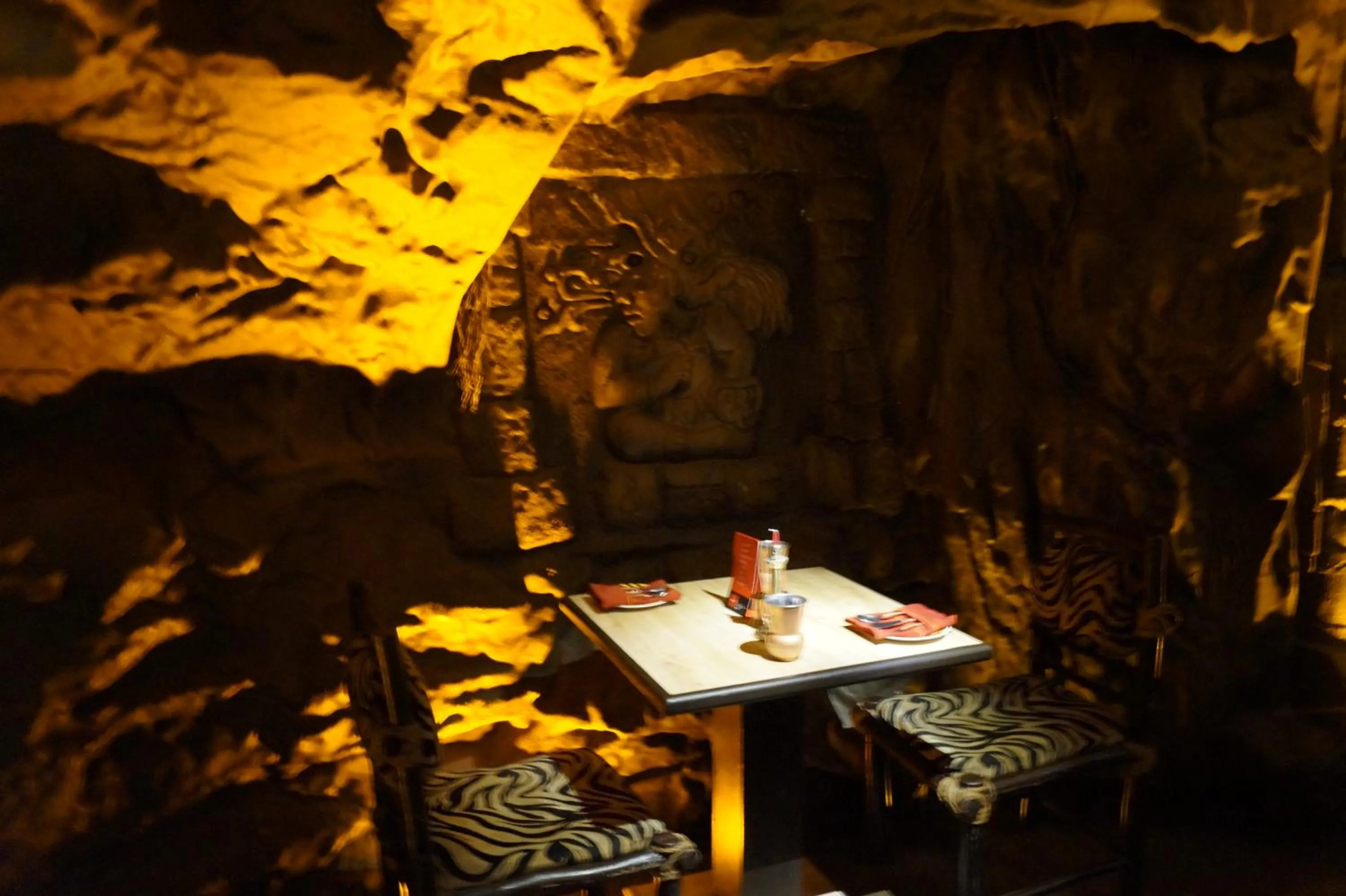 Restaurant/places to eat in The President Hotel