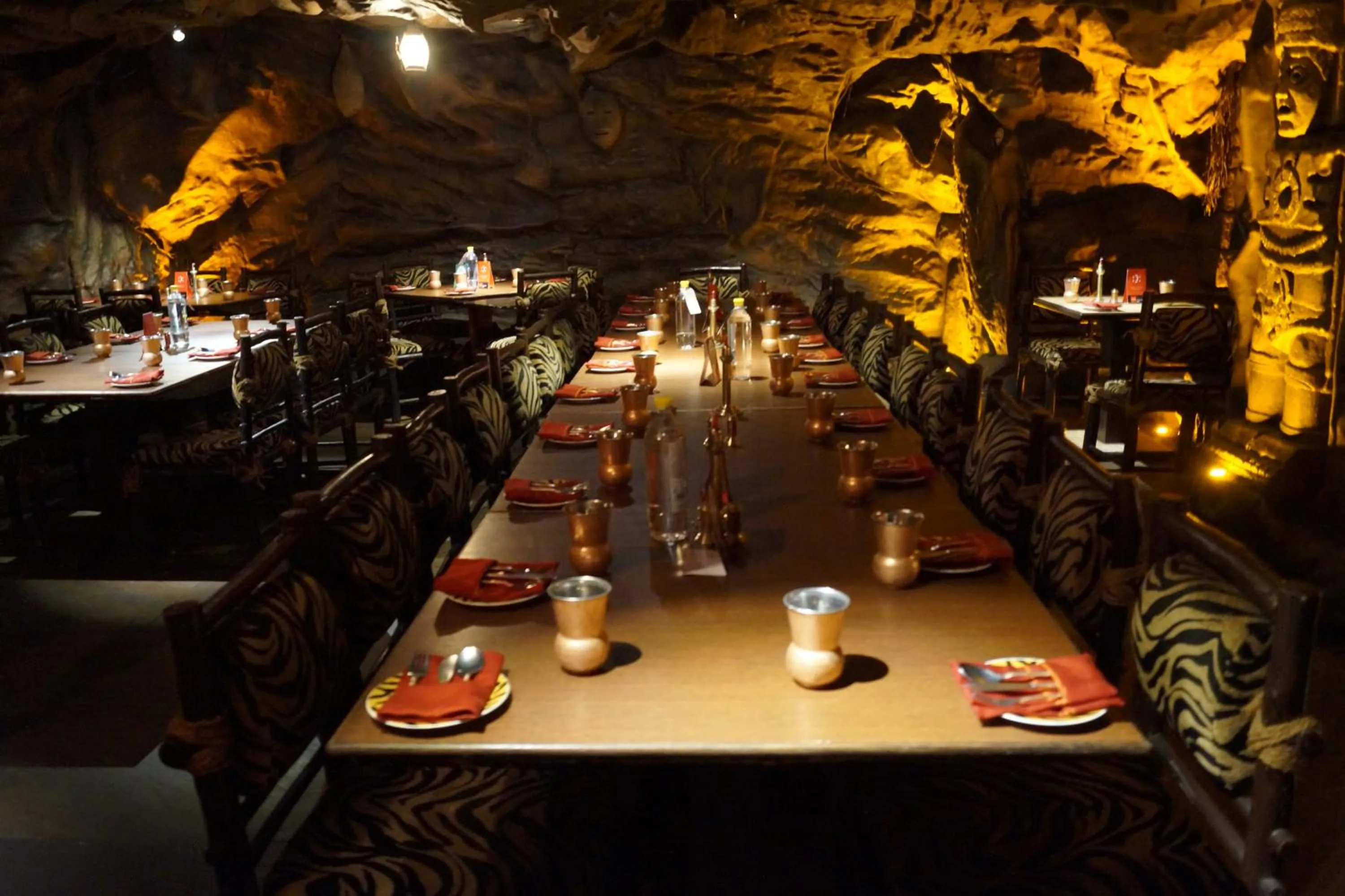 Restaurant/places to eat in The President Hotel