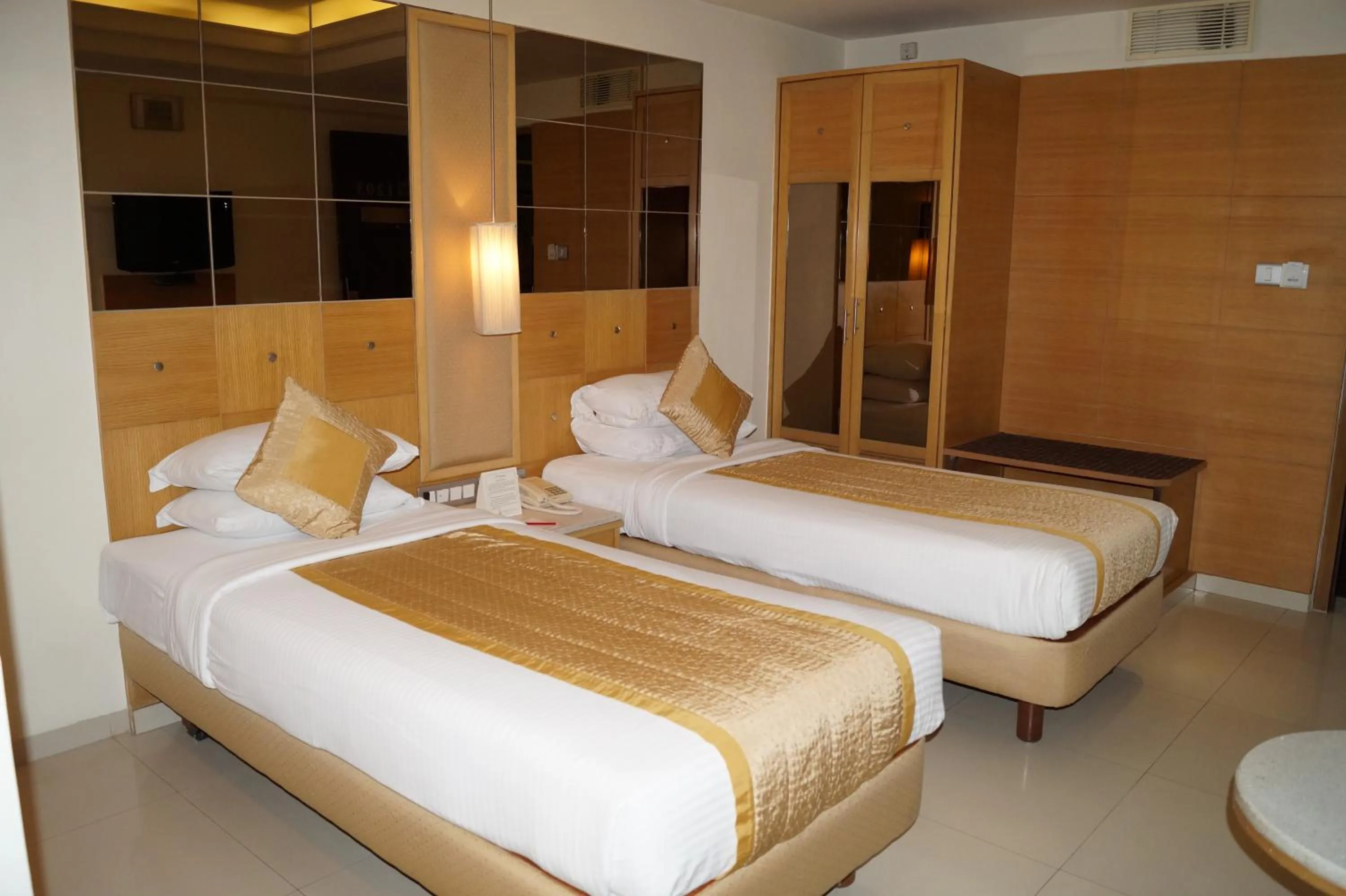 Photo of the whole room, Bed in The President Hotel