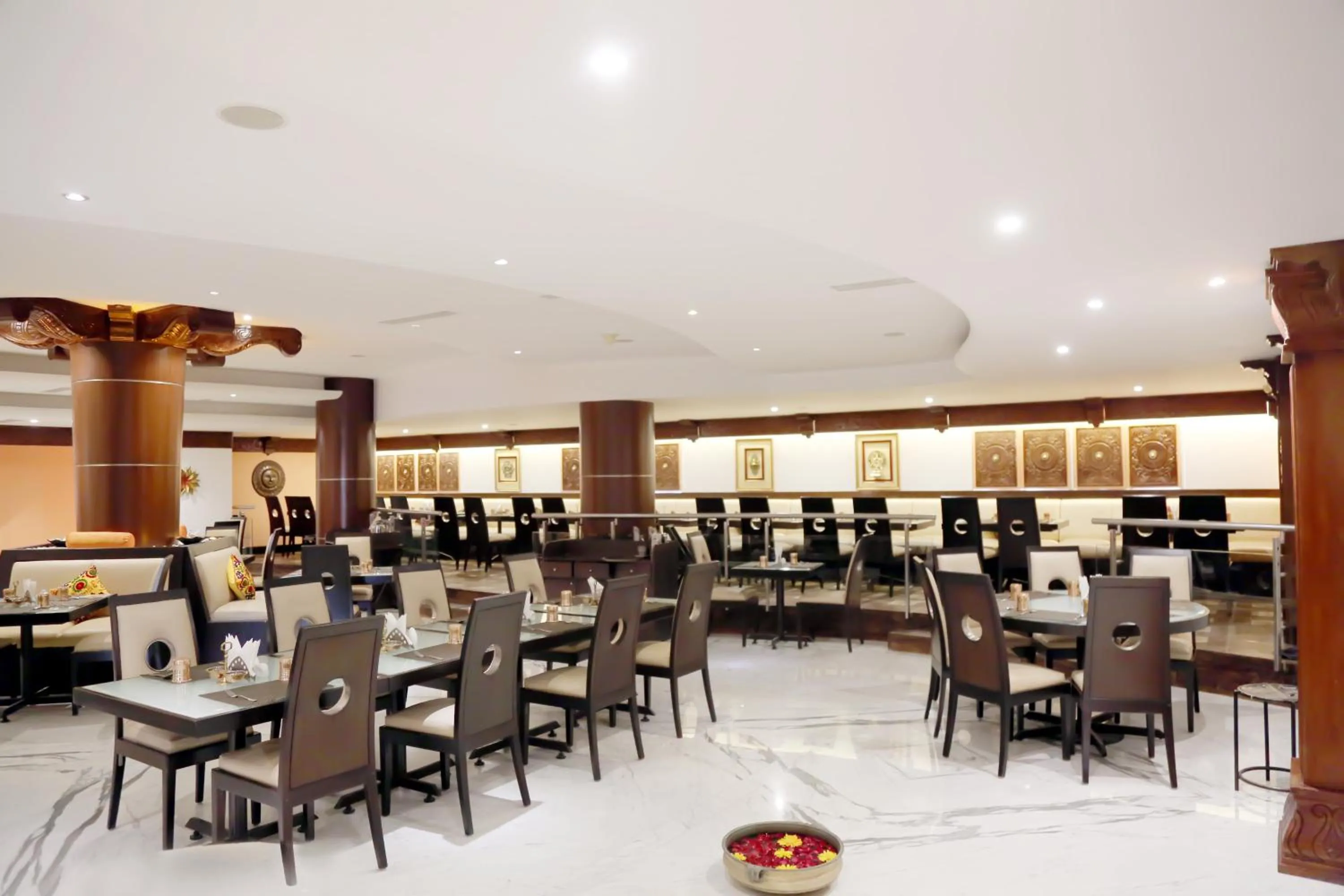 Restaurant/places to eat in The President Hotel