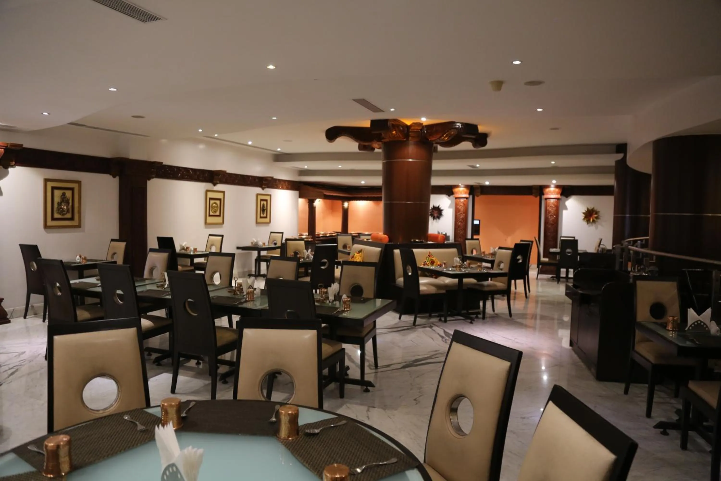 Restaurant/places to eat in The President Hotel