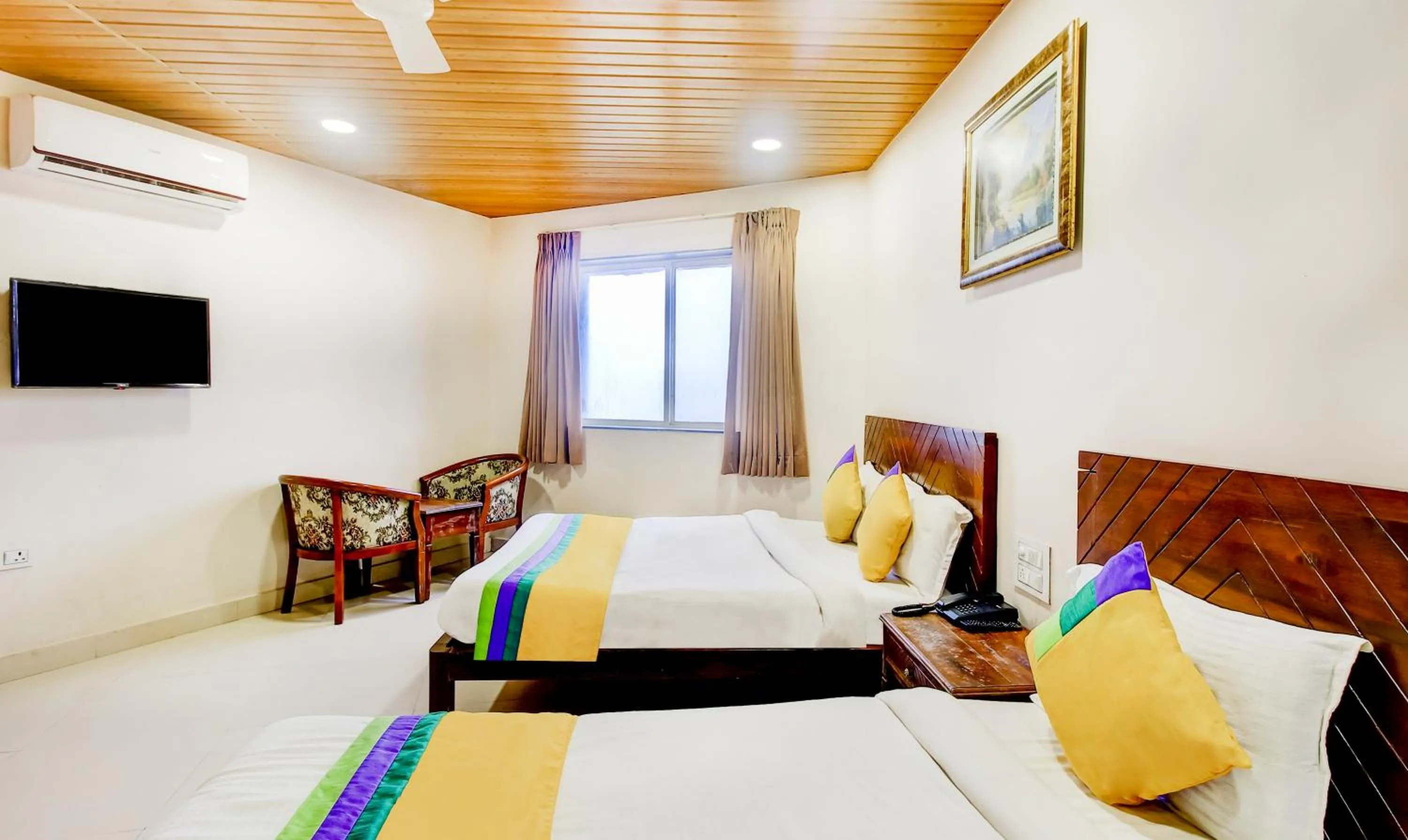 Bedroom, Bed in Itsy Hotel New Retreat - Main Market, Mahabaleshwar