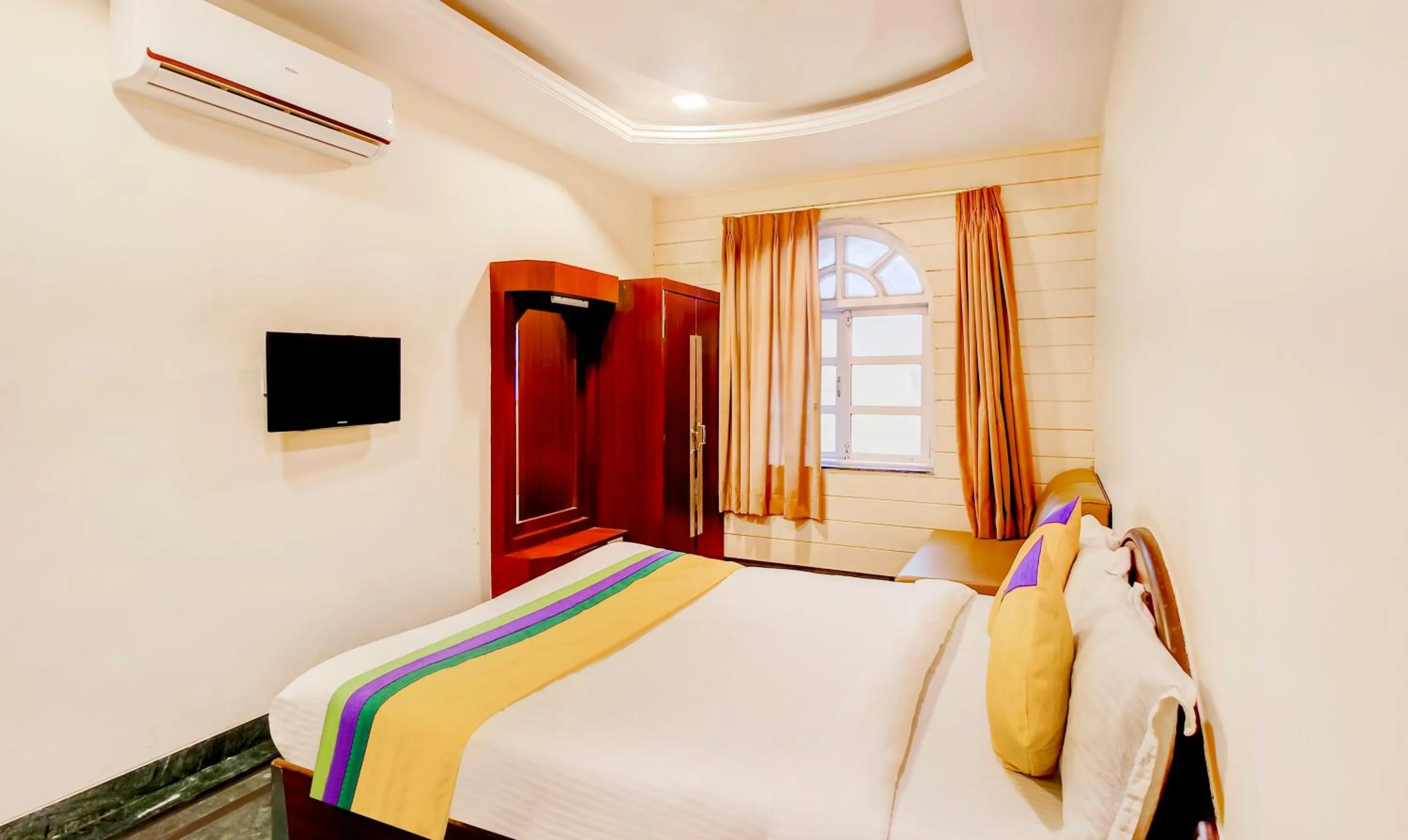 Bedroom, Bed in Itsy Hotel New Retreat - Main Market, Mahabaleshwar