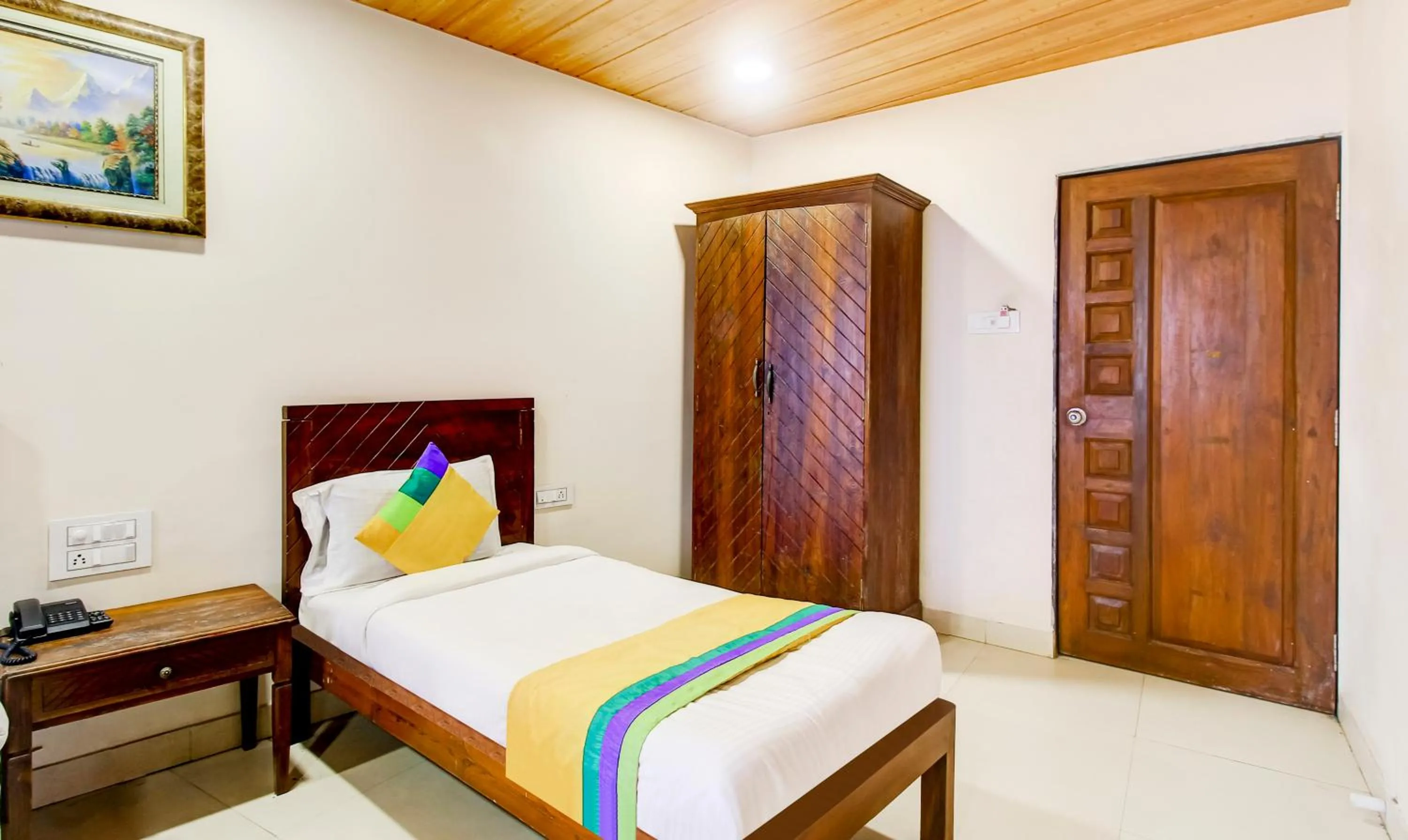 Bedroom, Bed in Itsy Hotel New Retreat - Main Market, Mahabaleshwar