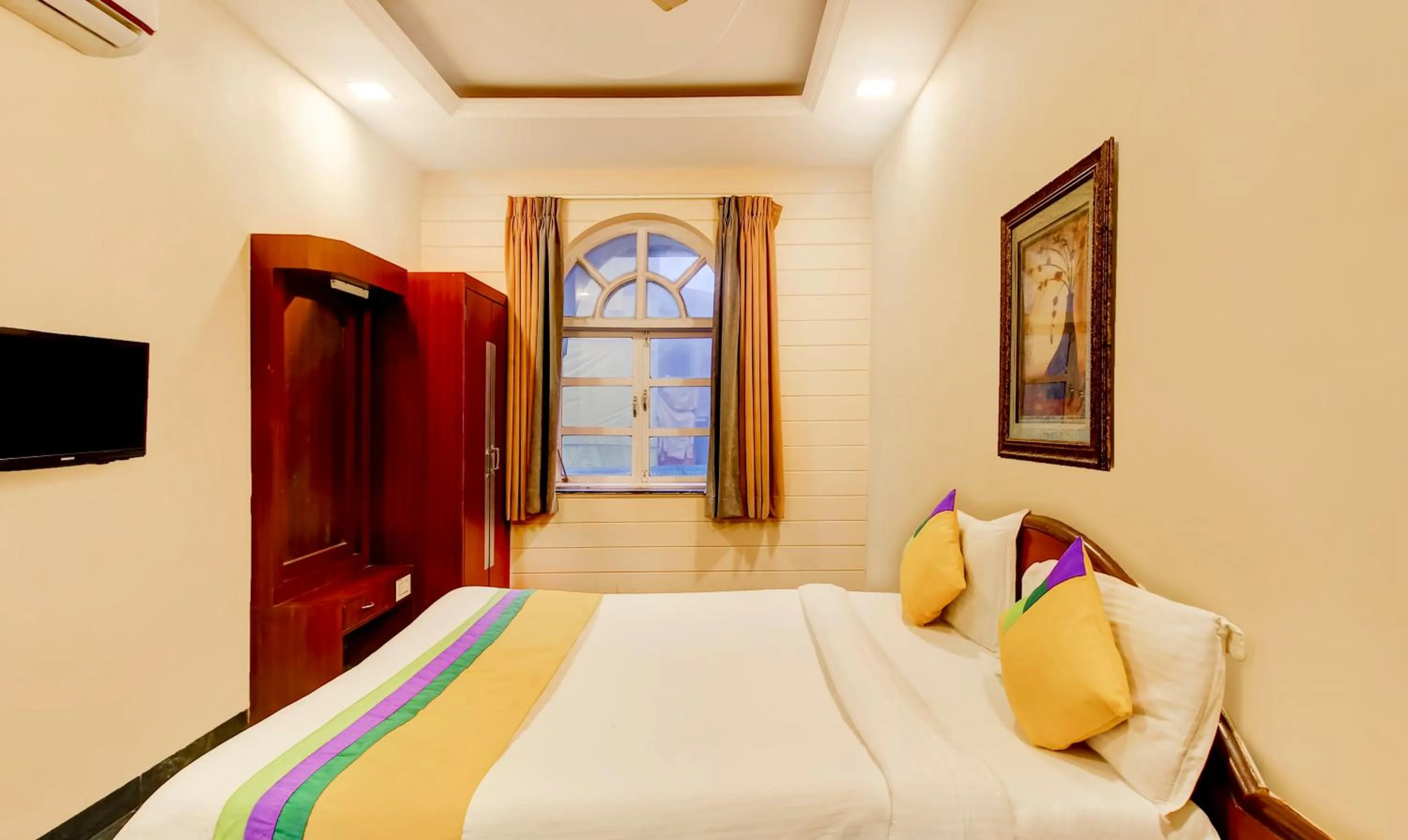 Bedroom, Bed in Itsy Hotel New Retreat - Main Market, Mahabaleshwar
