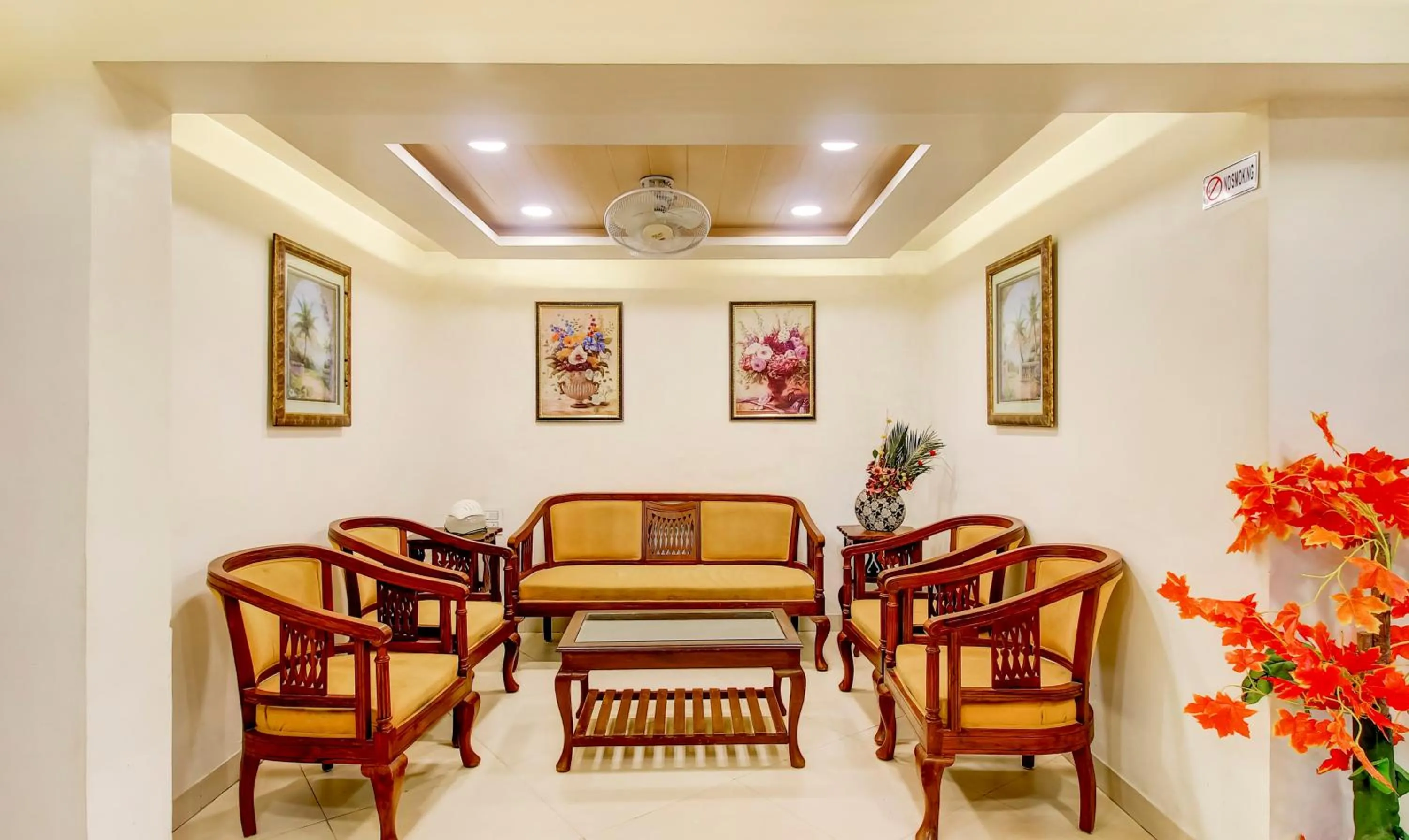 Seating area in Itsy Hotel New Retreat - Main Market, Mahabaleshwar