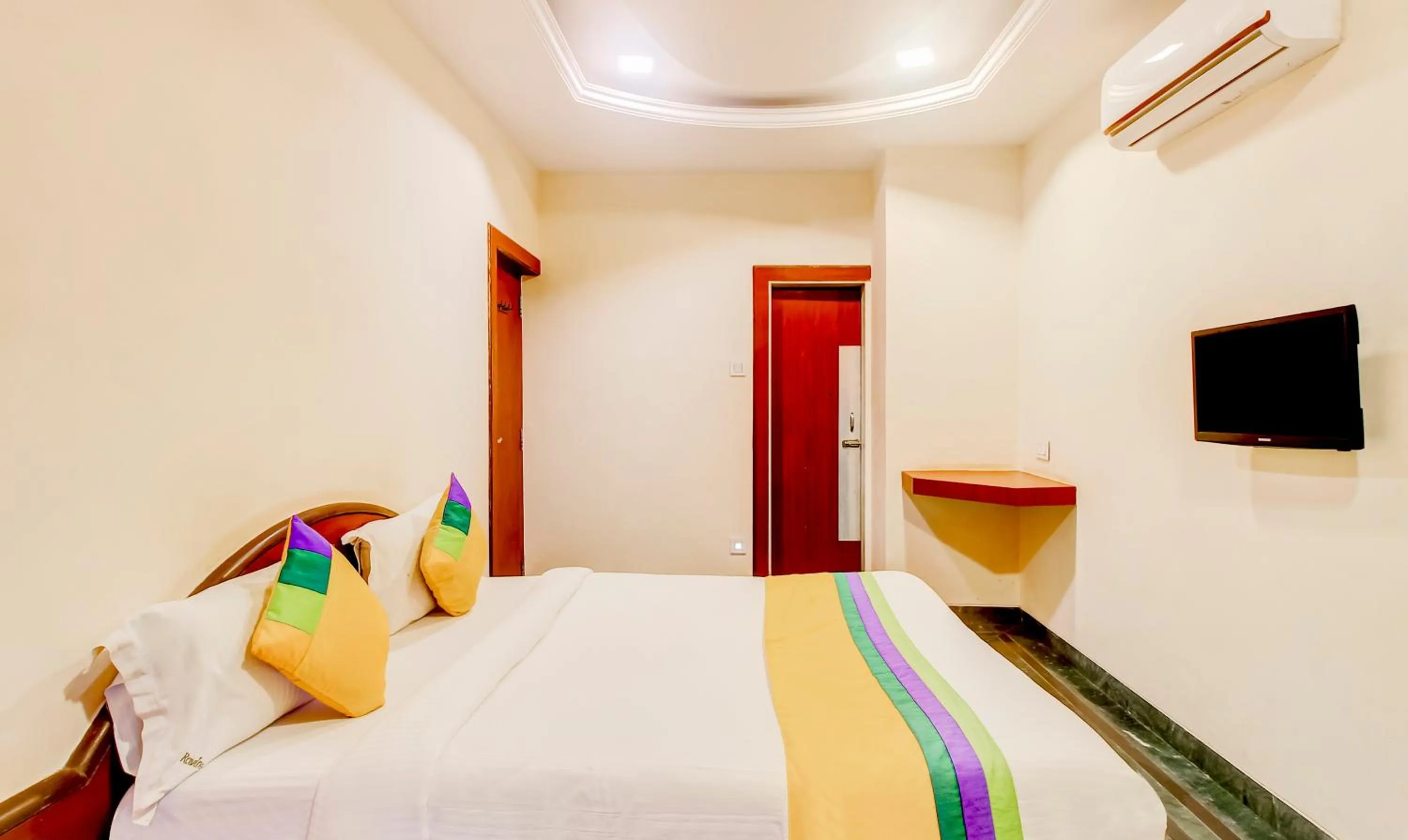 Bedroom, Bed in Itsy Hotel New Retreat - Main Market, Mahabaleshwar