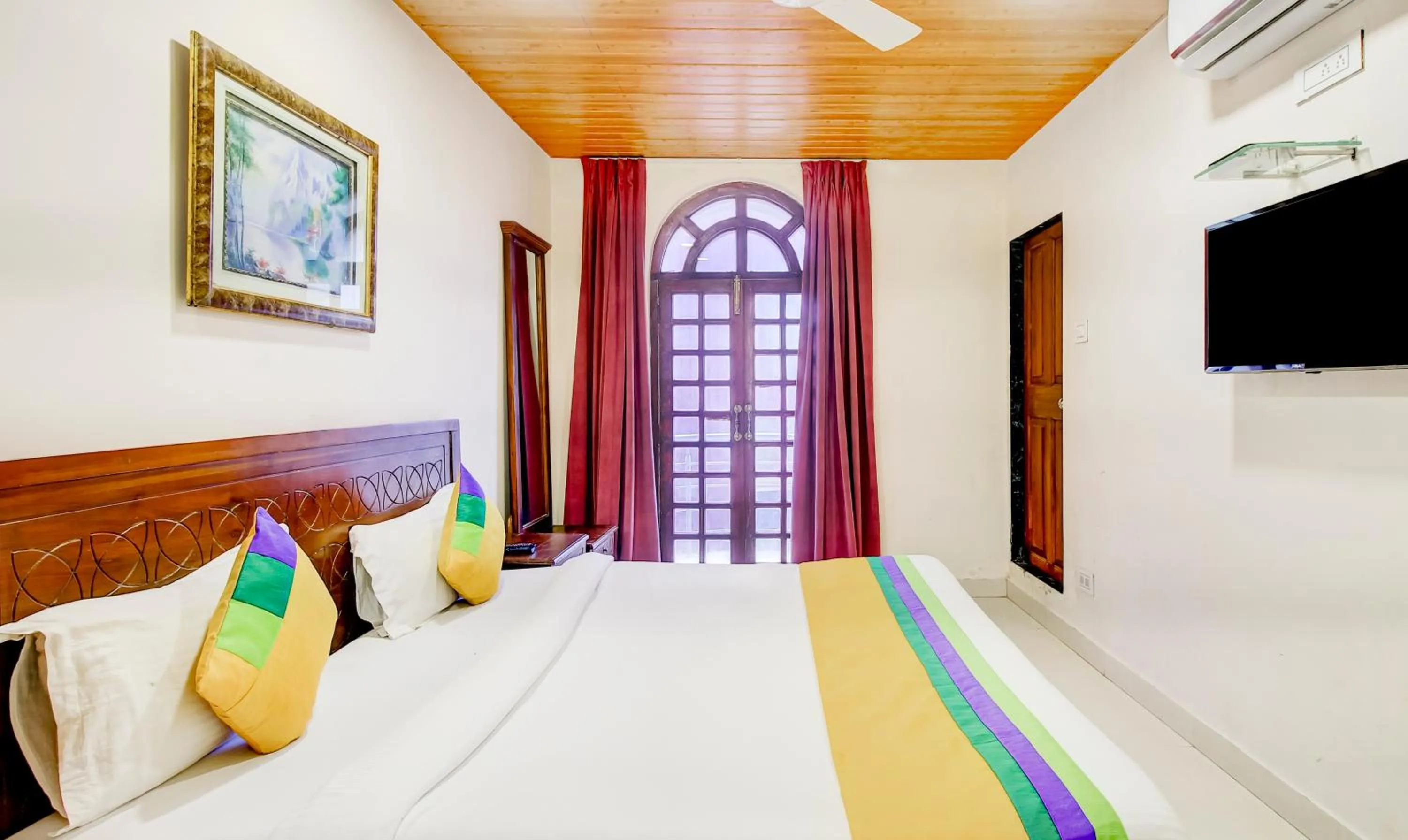 Bedroom, Bed in Itsy Hotel New Retreat - Main Market, Mahabaleshwar
