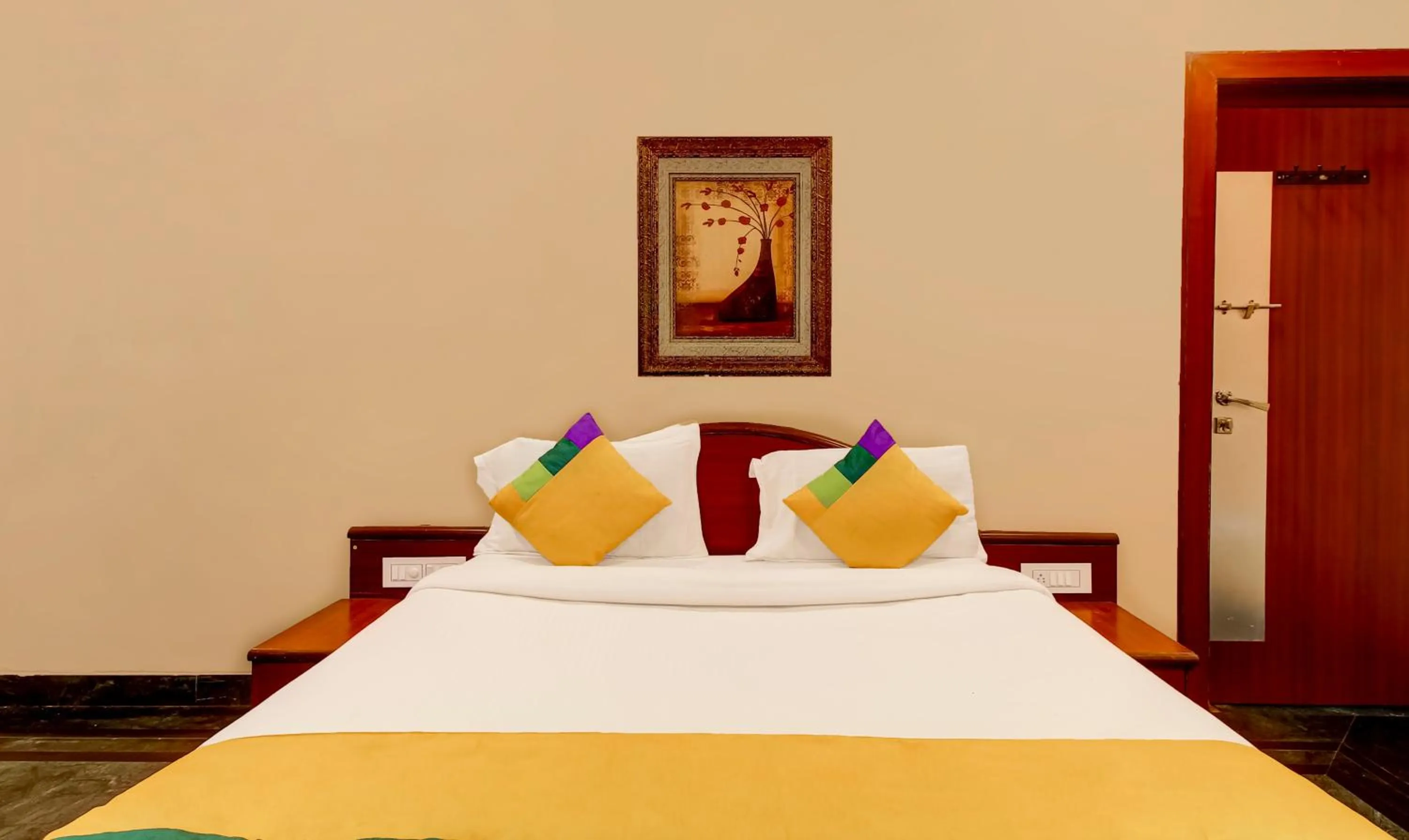 Bedroom, Bed in Itsy Hotel New Retreat - Main Market, Mahabaleshwar