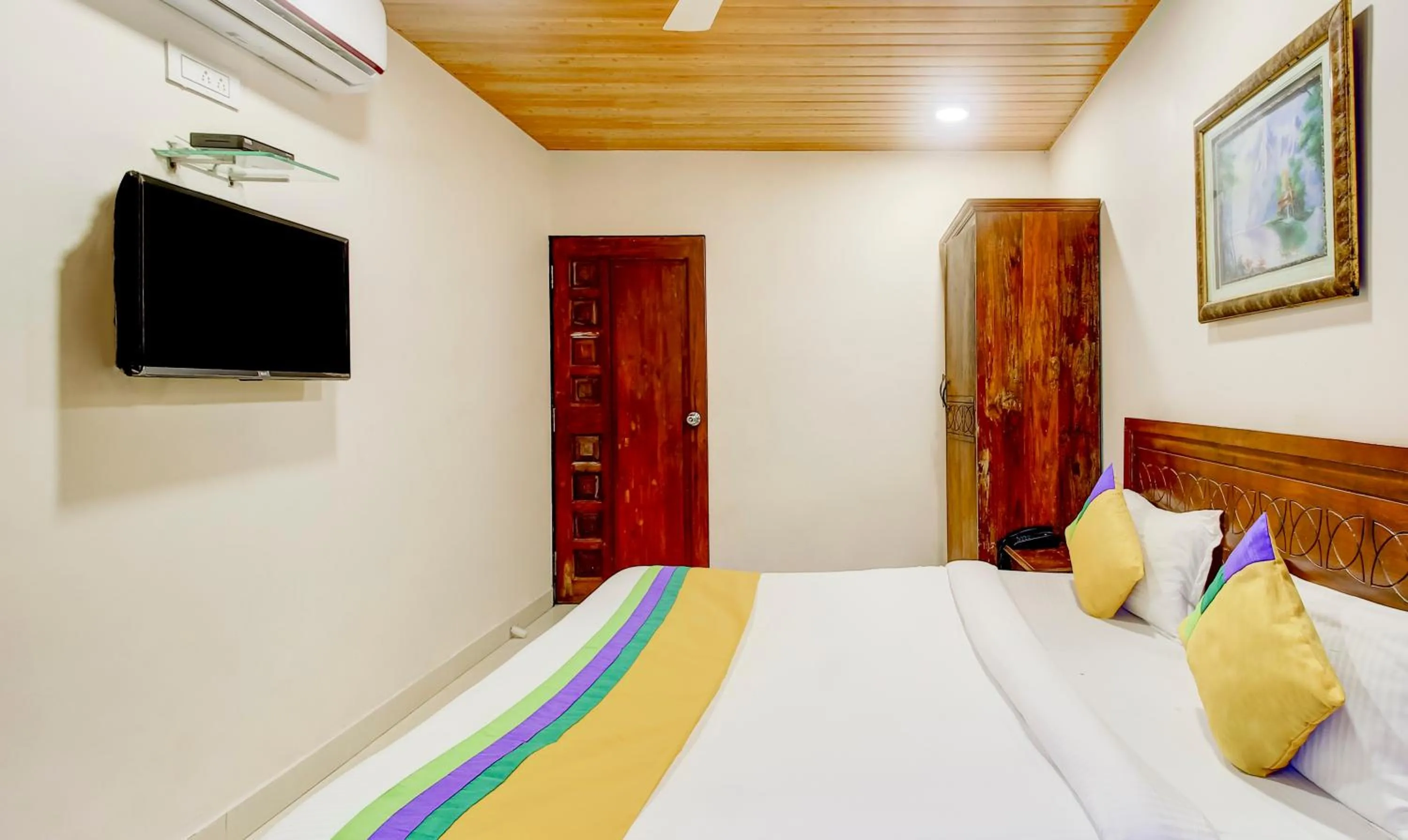 Bedroom, Bed in Itsy Hotel New Retreat - Main Market, Mahabaleshwar