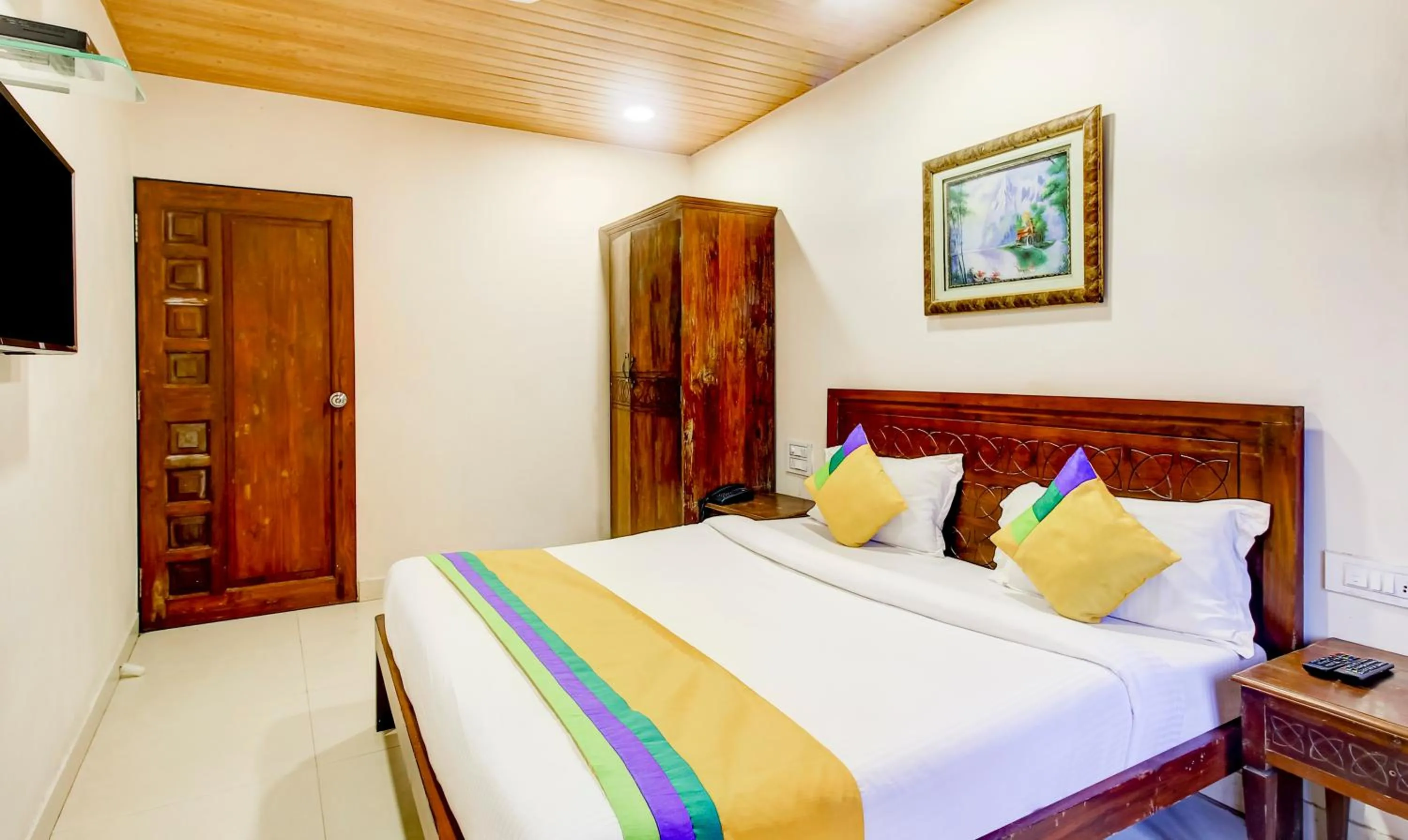 Bedroom, Bed in Itsy Hotel New Retreat - Main Market, Mahabaleshwar