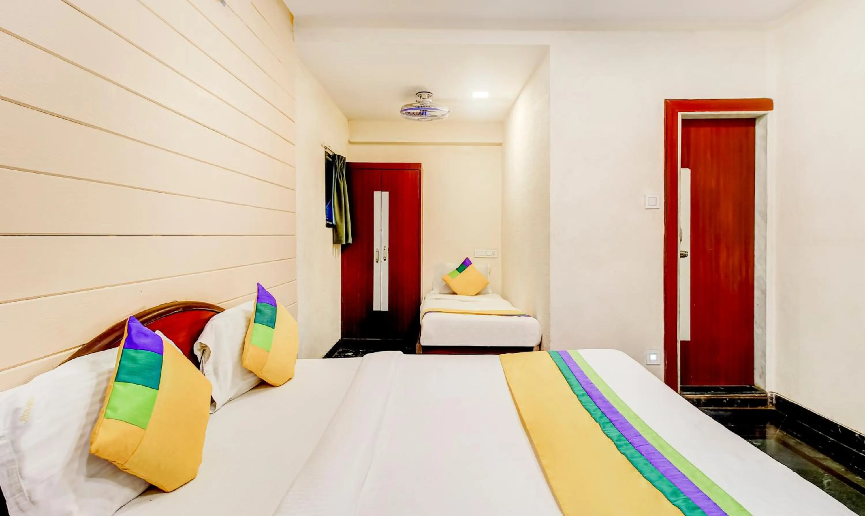 Bedroom, Bed in Itsy Hotel New Retreat - Main Market, Mahabaleshwar