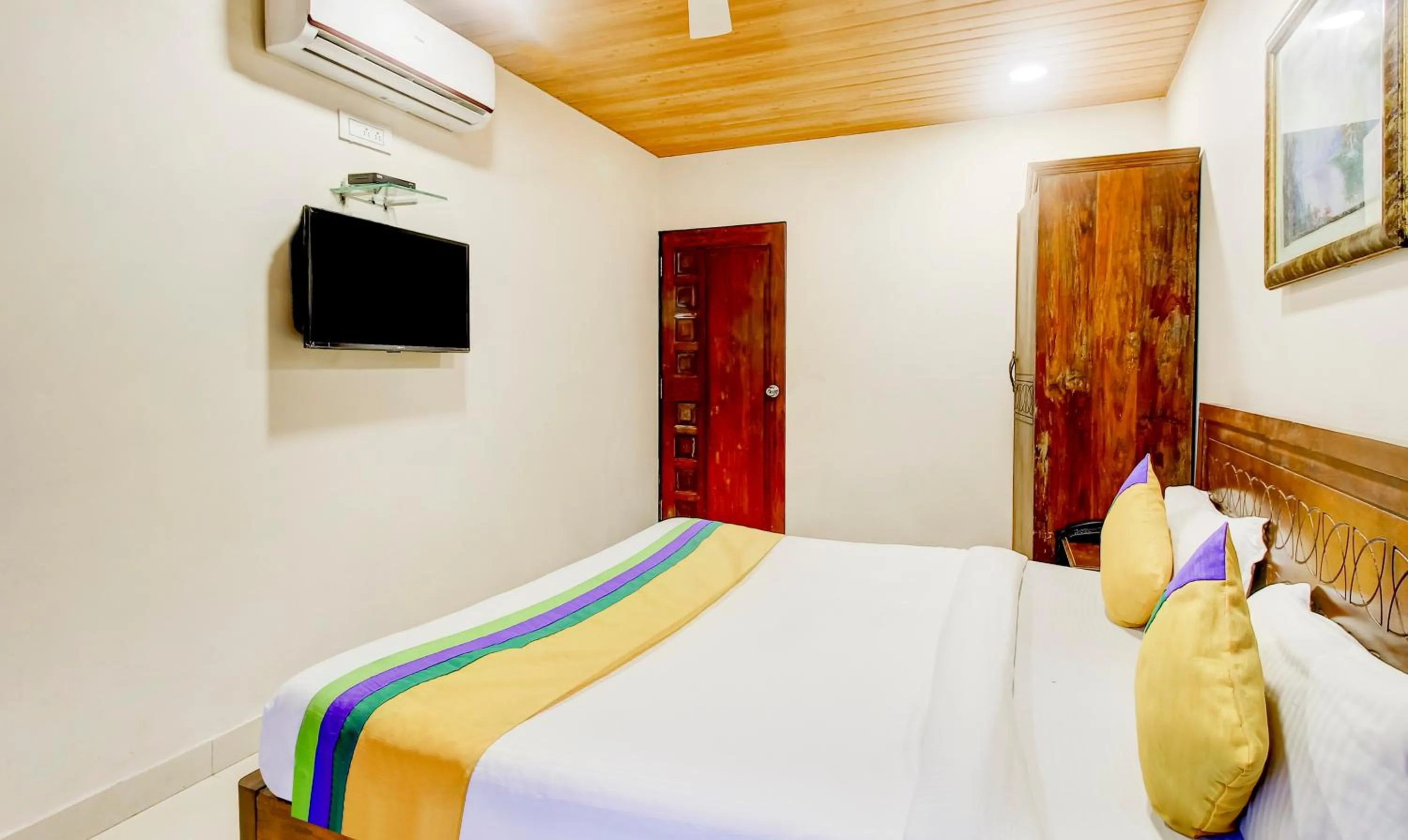 Bedroom, Bed in Itsy Hotel New Retreat - Main Market, Mahabaleshwar