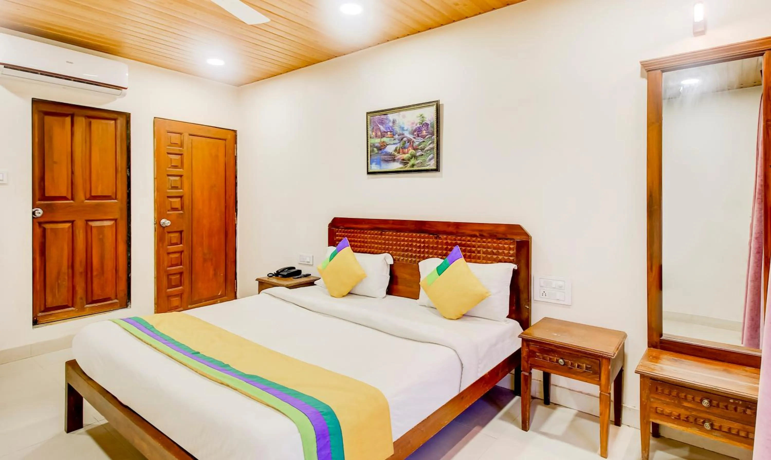 Bedroom, Bed in Itsy Hotel New Retreat - Main Market, Mahabaleshwar