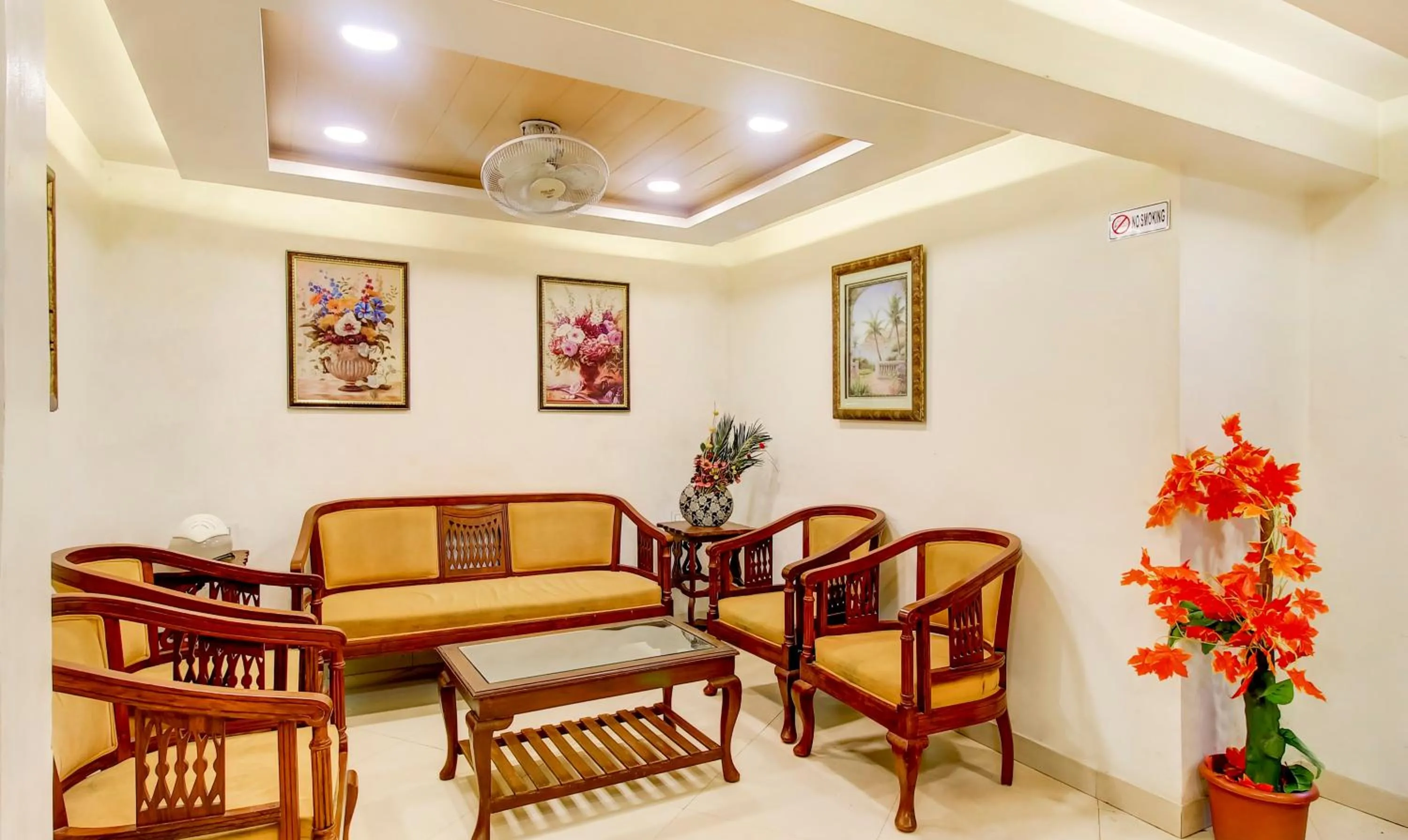 Seating area in Itsy Hotel New Retreat - Main Market, Mahabaleshwar