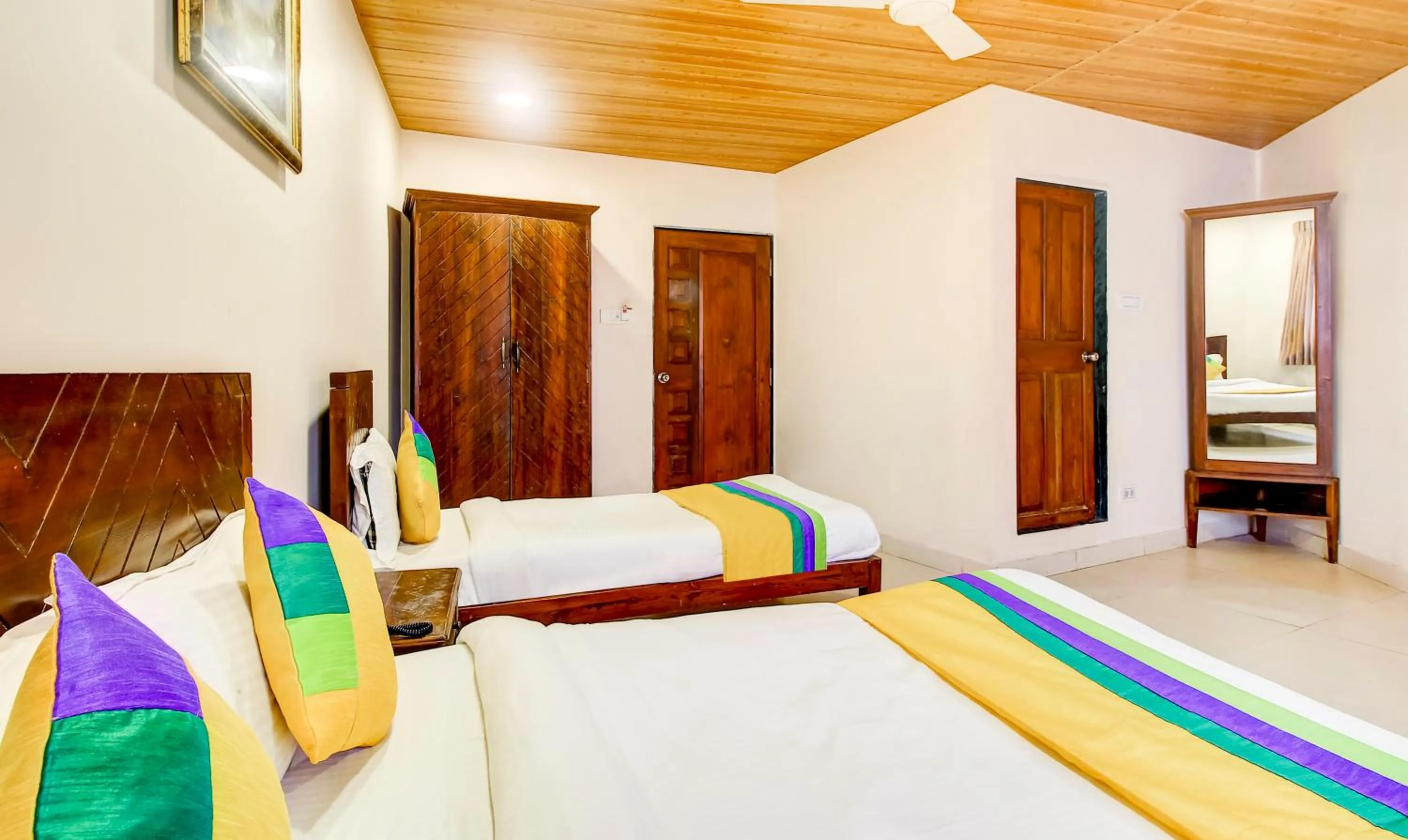 Bedroom, Bed in Itsy Hotel New Retreat - Main Market, Mahabaleshwar