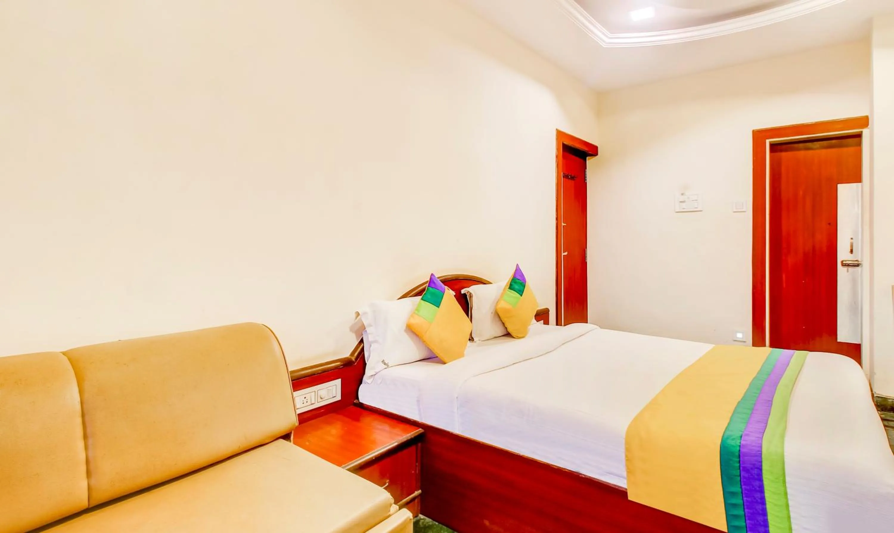 Bedroom, Bed in Itsy Hotel New Retreat - Main Market, Mahabaleshwar