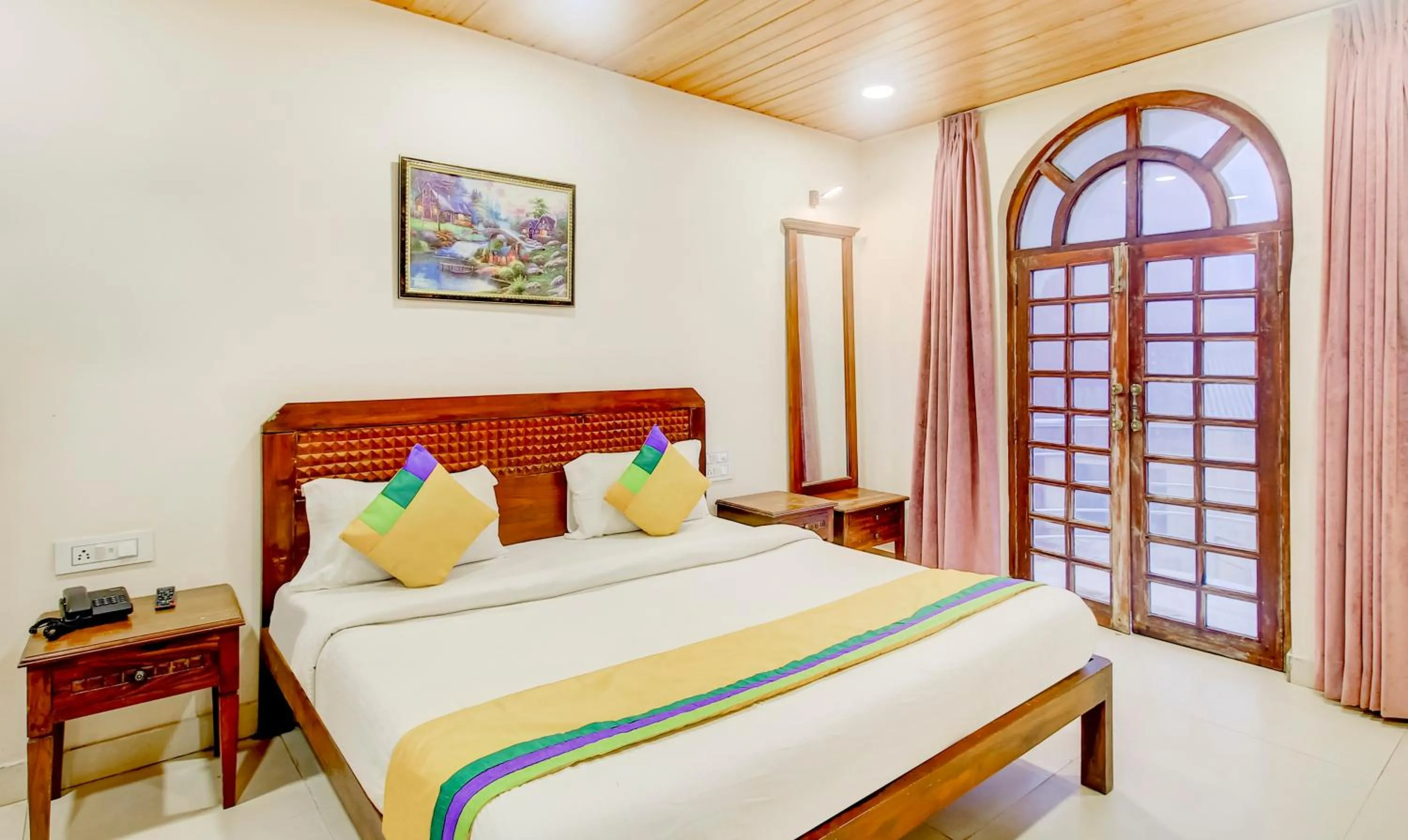 Bedroom, Bed in Itsy Hotel New Retreat - Main Market, Mahabaleshwar