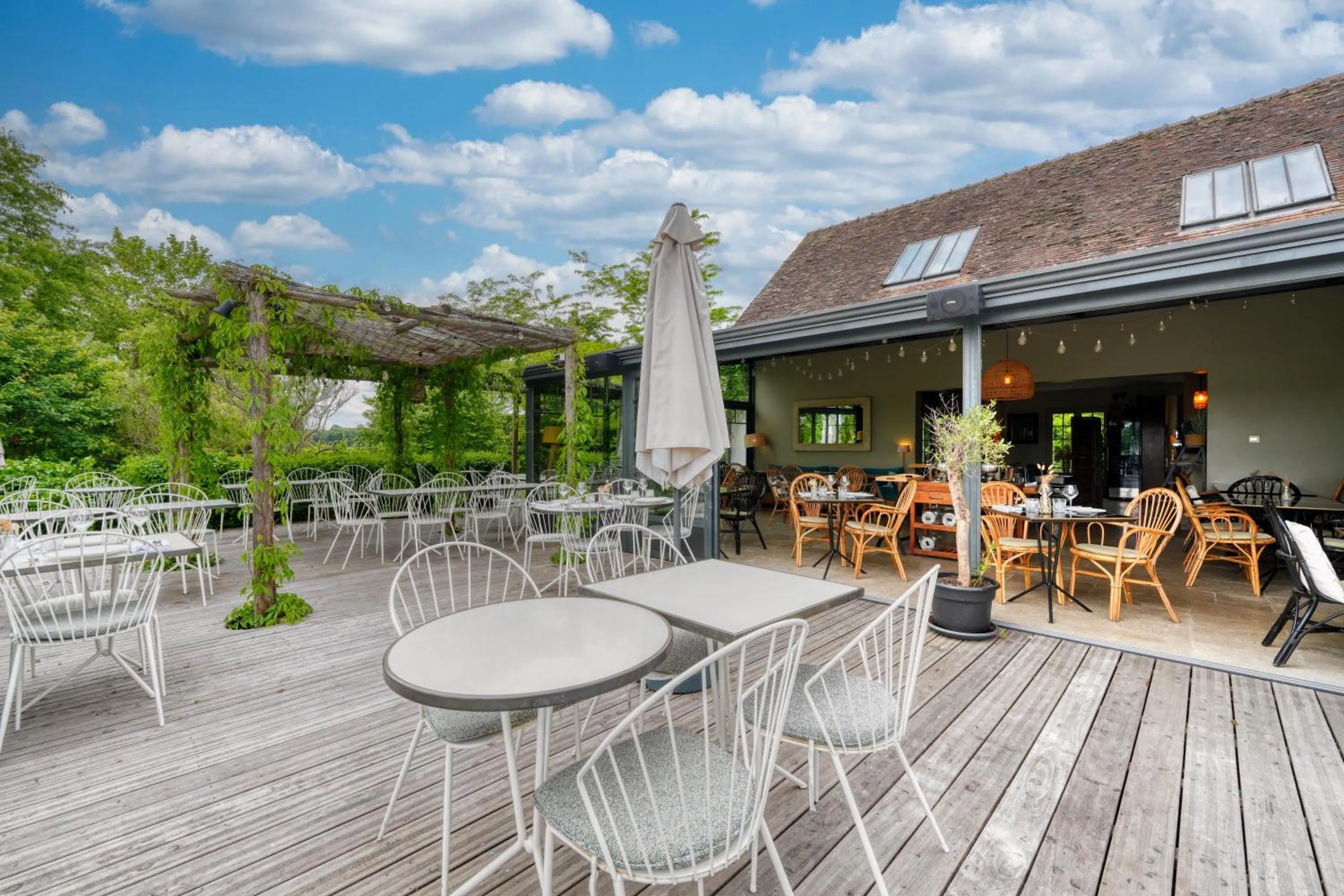 Patio in Domaine de Bellevue - Restaurant & Spa