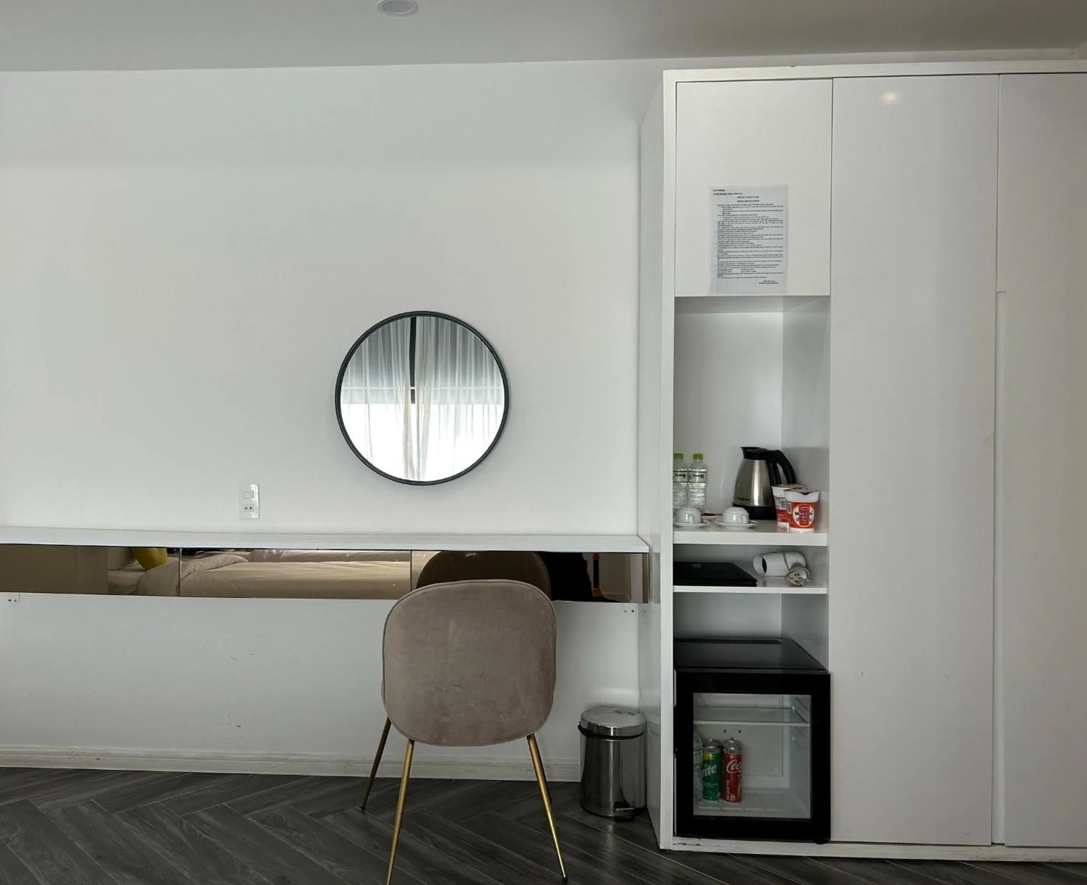 Bedroom in Len's Hotel