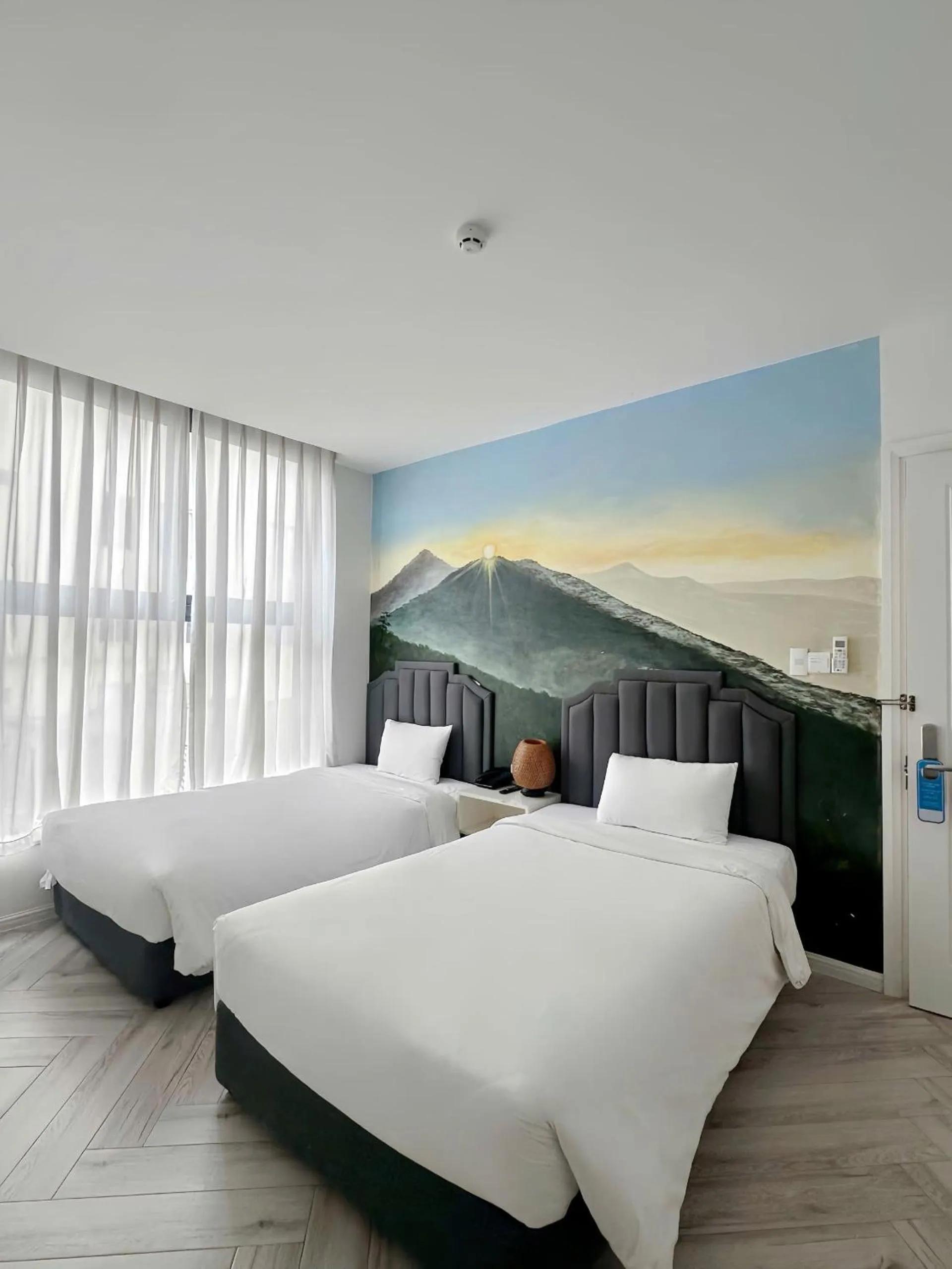 Photo of the whole room, Bed in Len's Hotel