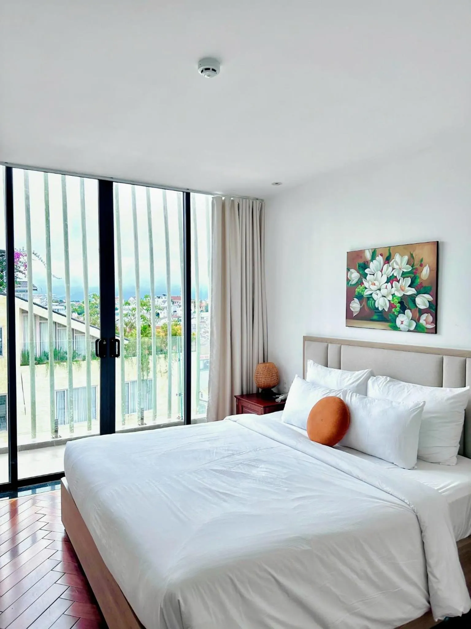 Bedroom, Bed in Len's Hotel