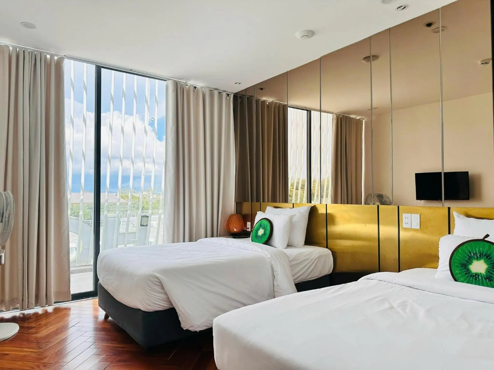 Bedroom, Bed in Len's Hotel