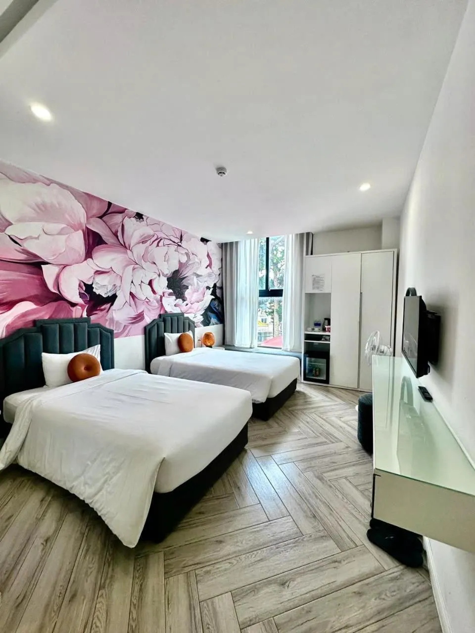 Bedroom, Bed in Len's Hotel